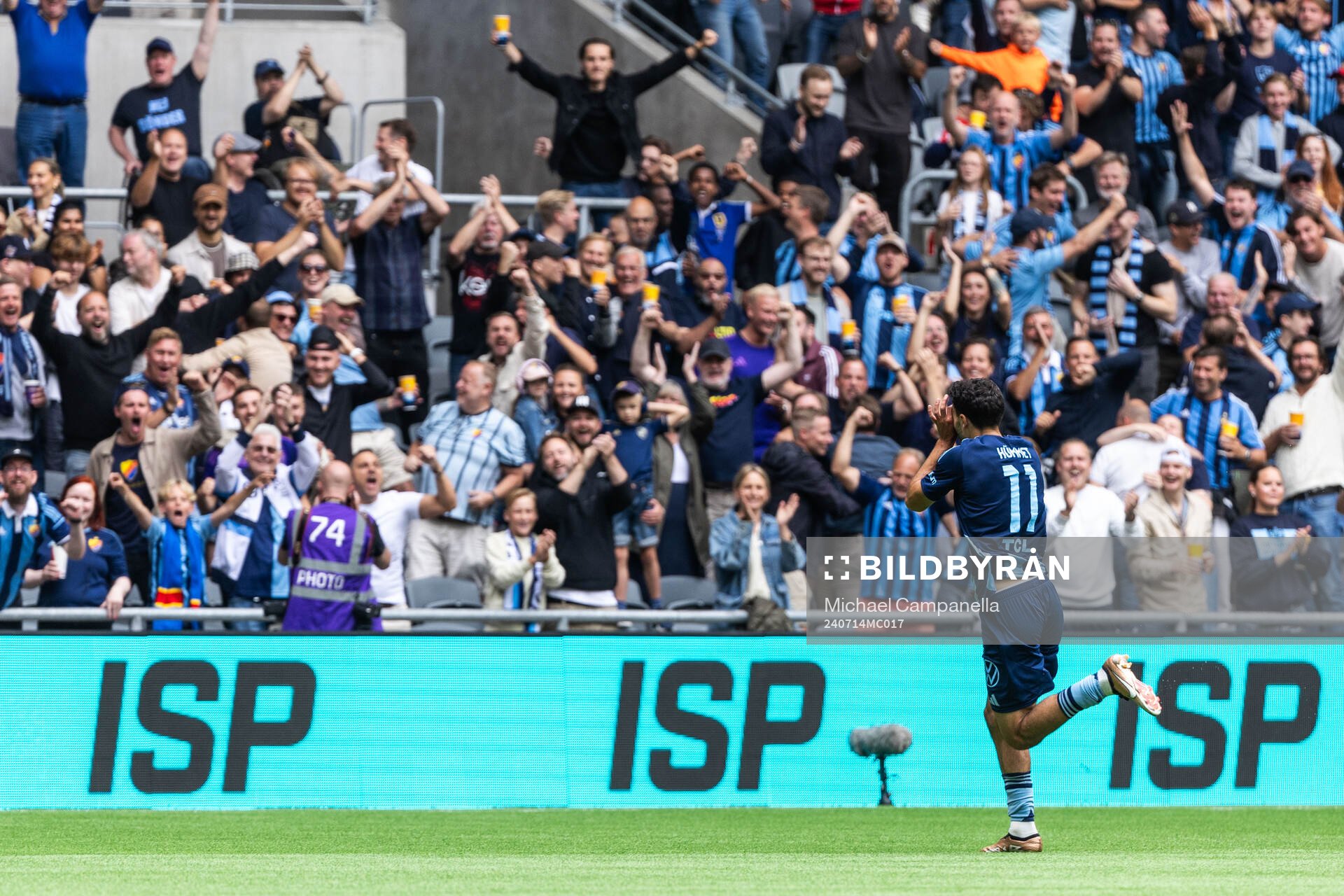 Djurgårdens Deniz Hummet jublar med supportrar