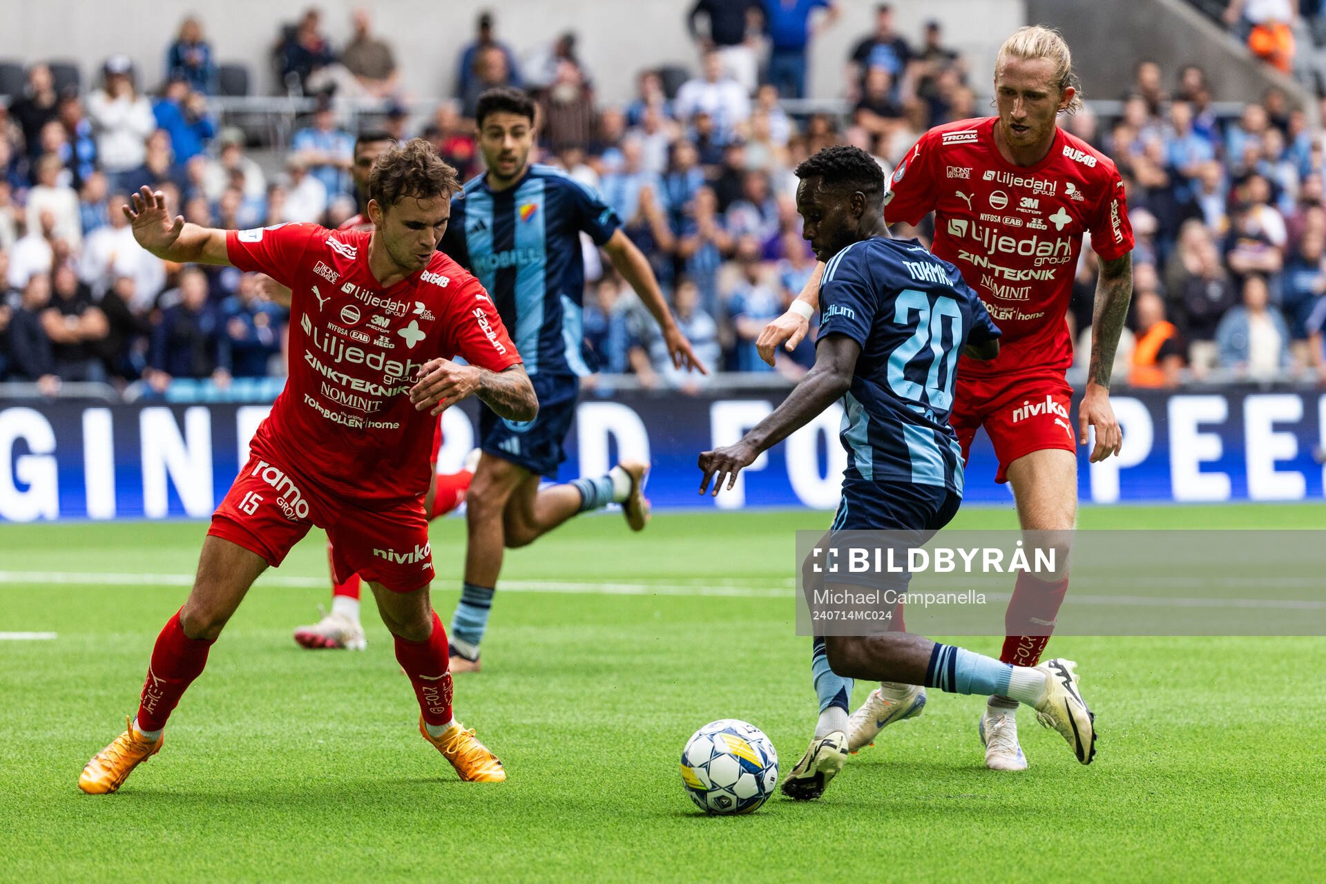 Värnamos Michael Steinwender och Hampus Näsström mot Djurgårdens Tokmac Nguen under fotbollsmatchen i Allsvenskan mellan Djurgården och Värnamo den 14 juli 2024 i Stockholm.