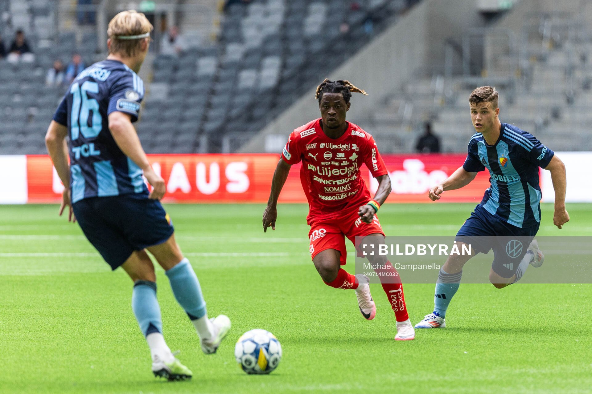 Värnamos Frank Junior Adjei och Djurgårdens Samuel Dahl