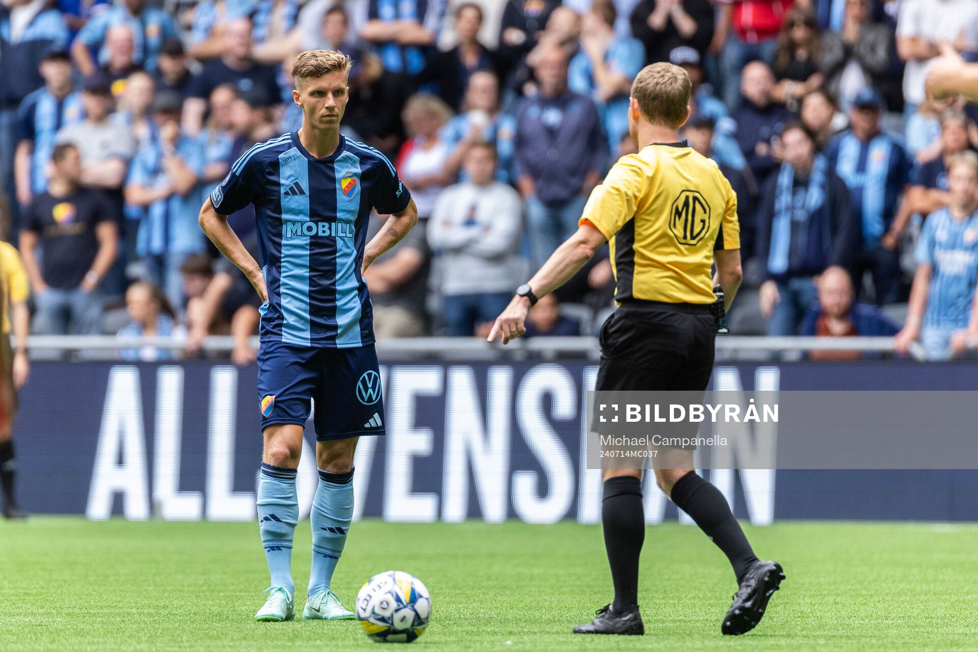 Djurgårdens Samuel Leach Holm och Domare Fredrik Klitte