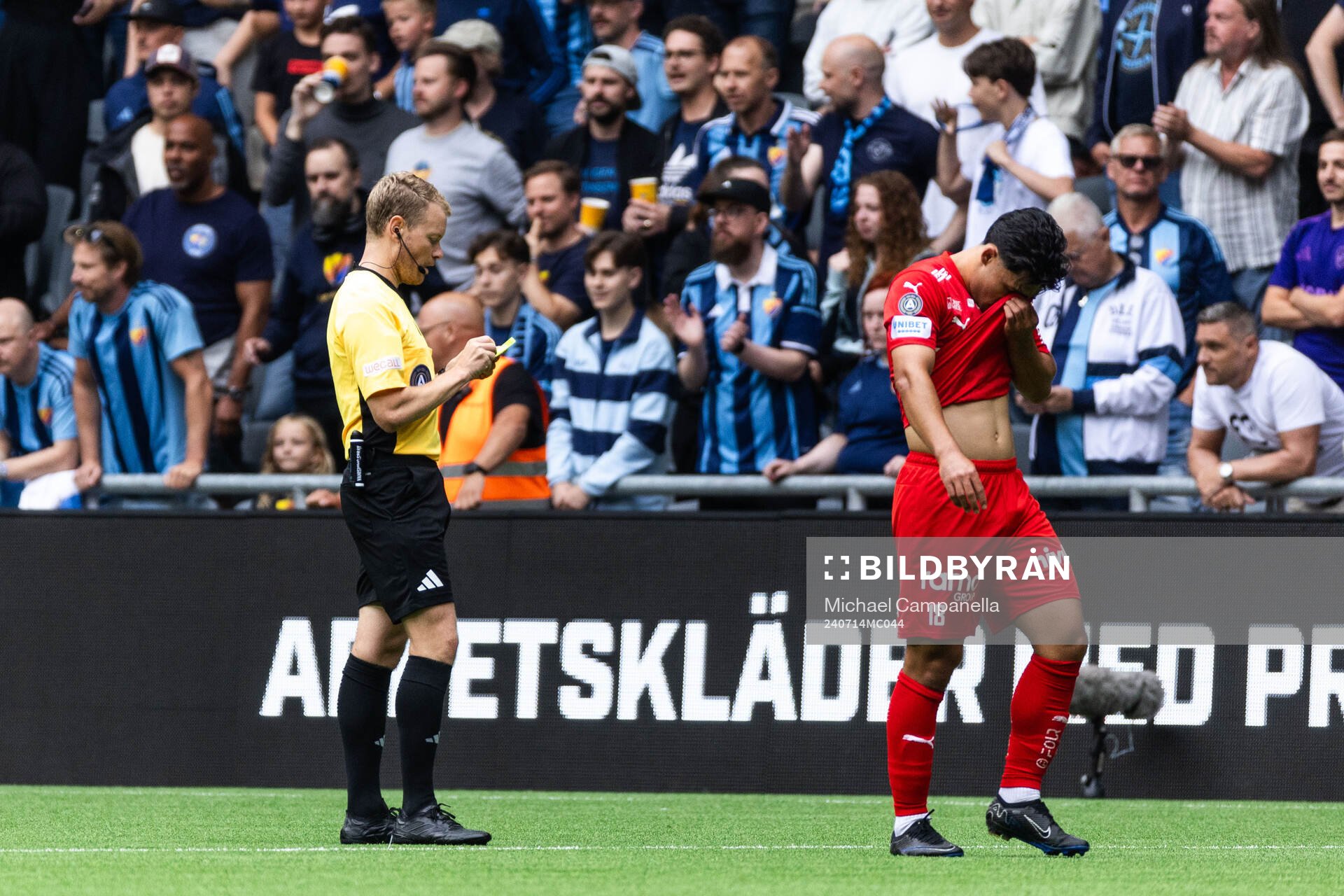 Domare Fredrik Klitte tilldelar Värnamos Mohammad