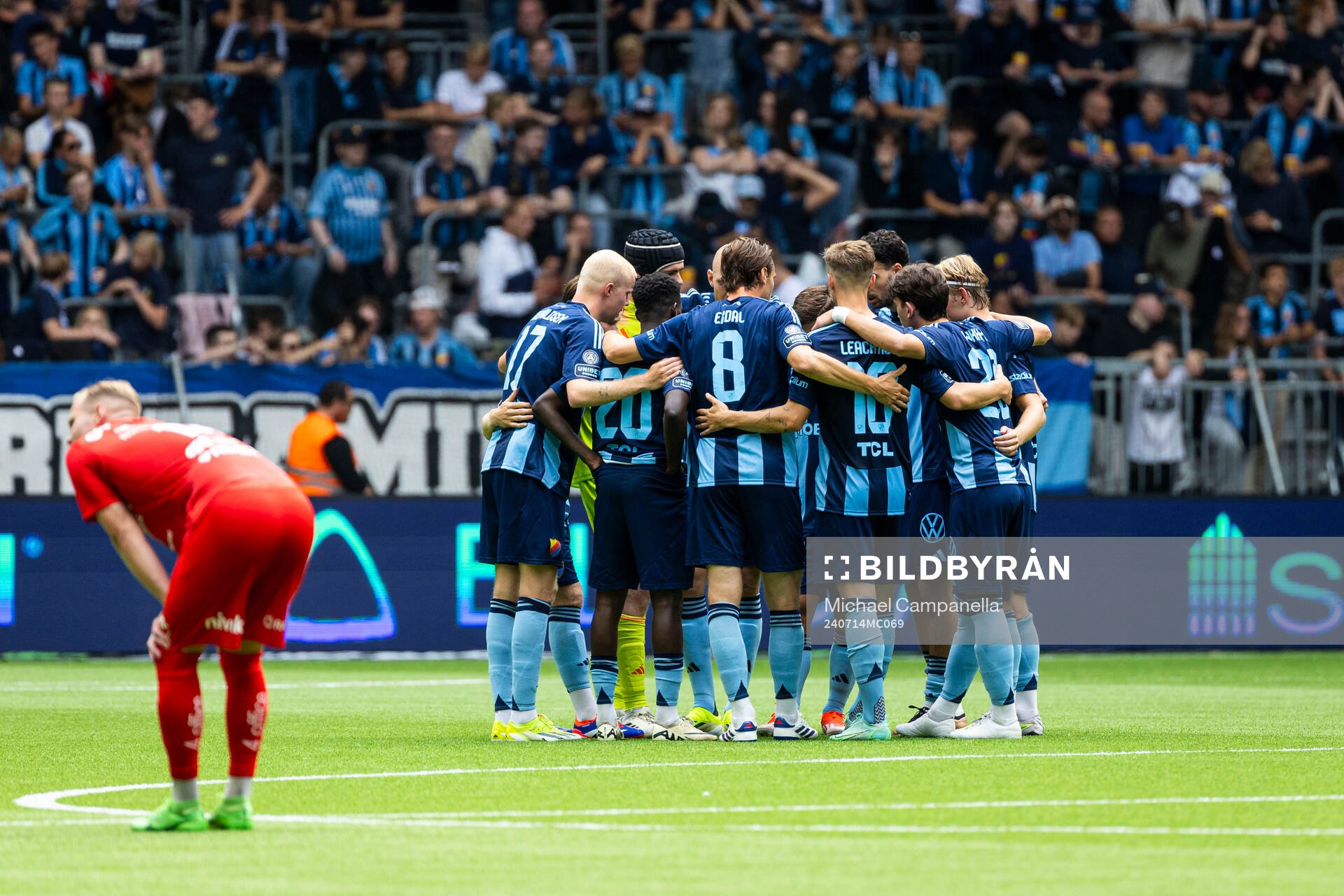 Djurgårdens spelarna i en kram under fotbollsmatchen i Allsvenskan mellan Djurgården och Värnamo den 14 juli 2024 i Stockholm. 