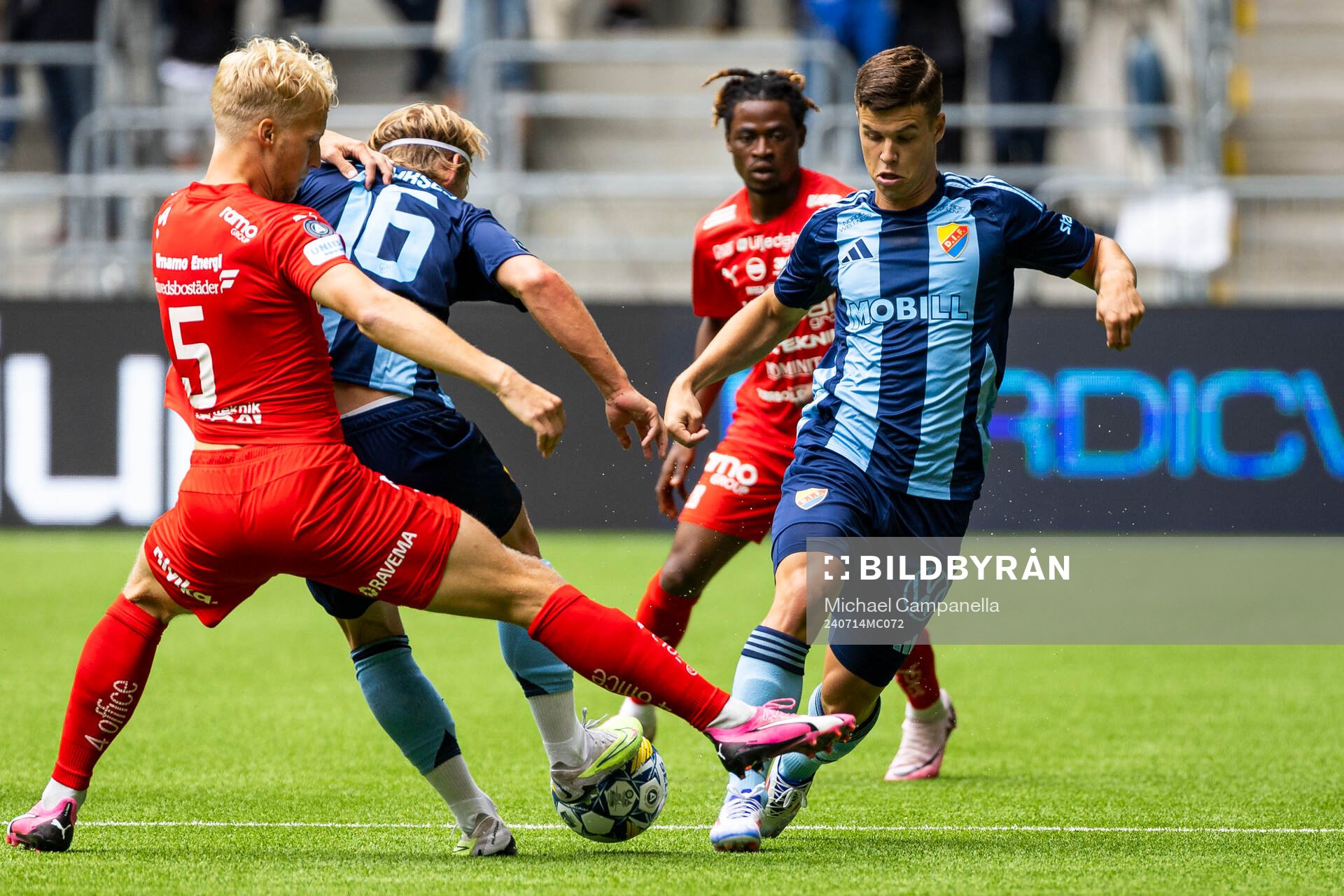 Värnamos Victor Larsson mot Djurgårdens Tobias Gulliksen