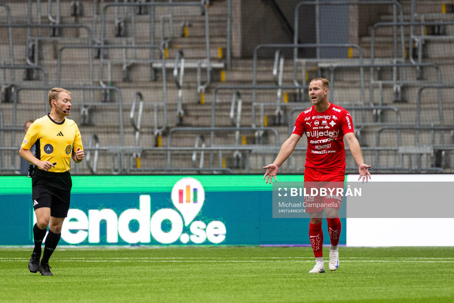 Värnamos Gustav Engvall och Domare Fredrik Klitte