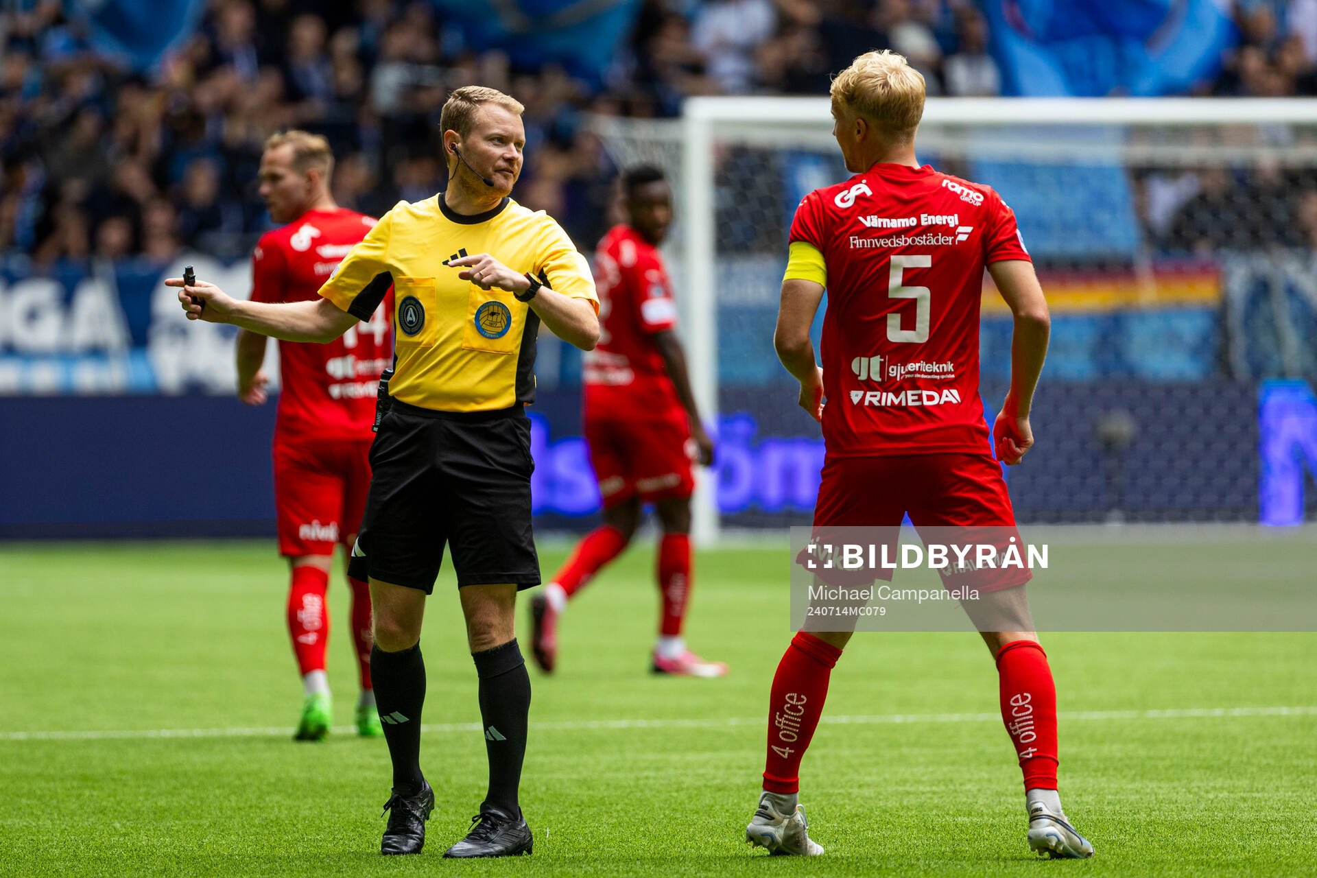 Domare Fredrik Klitte och Värnamos Victor Larsson
