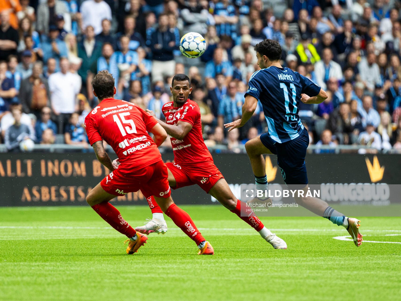 Värnamos Michael Steinwender och Wenderson Oliveira do Nascimento mot Djurgårdens Deniz Hummet under fotbollsmatchen i Allsvenskan mellan Djurgården och Värnamo den 14 juli 2024 i Stockholm.