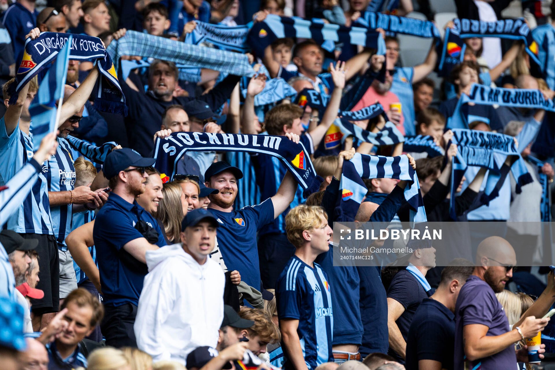 Djurgårdens supportar med halsdukar