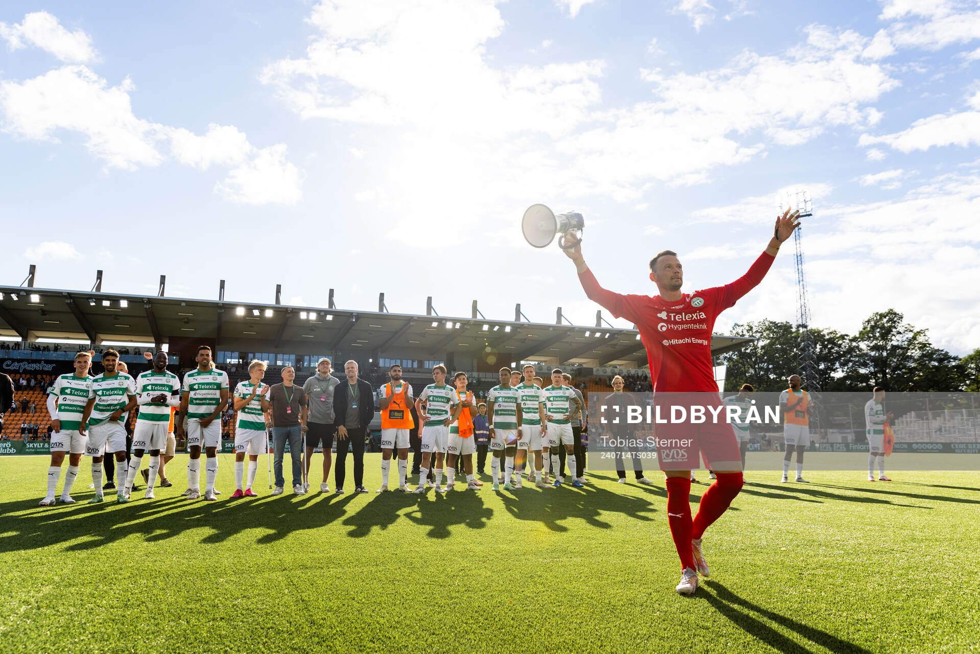 Västerås målvakt Anton Fagerström jublar med lagkamrater