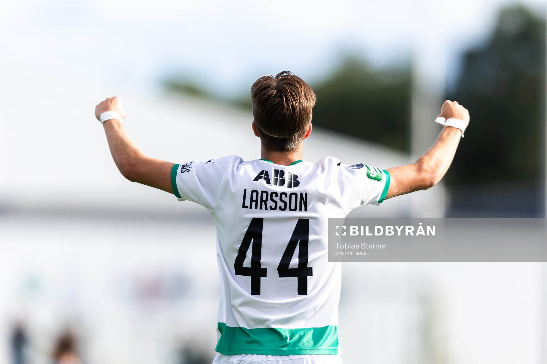 Västerås Max Larsson jublar efter fotbollsmatchen i Allsvenskan mellan Västerås och IFK Norrköping den 14 juli 2024 i Västerås. 