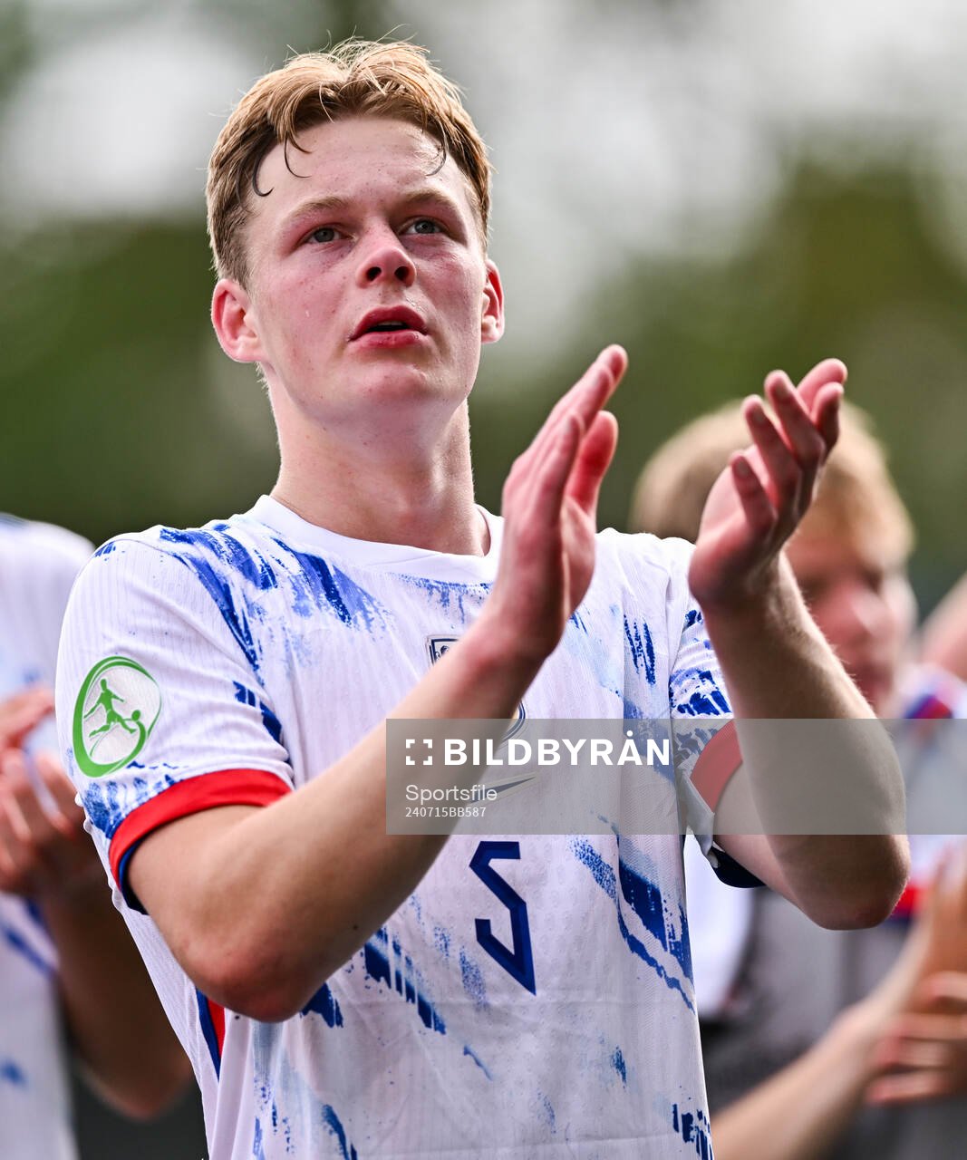 Rasmus Holten of Norway applauds toward the travelling