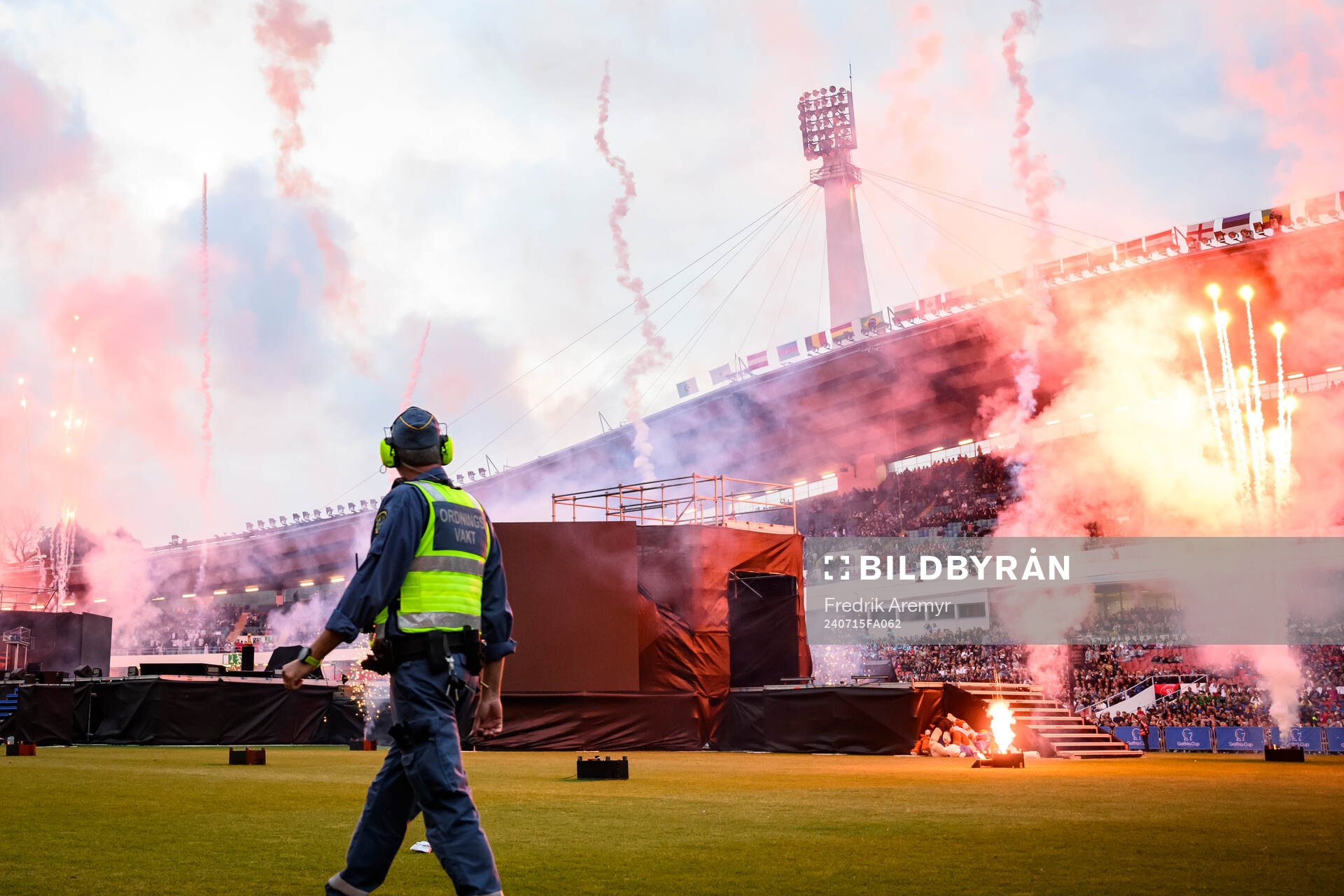 En ordningsvakt under fyrverkeriet under invigningen av Gothia Cup den 15 juli 2024 i Göteborg. 