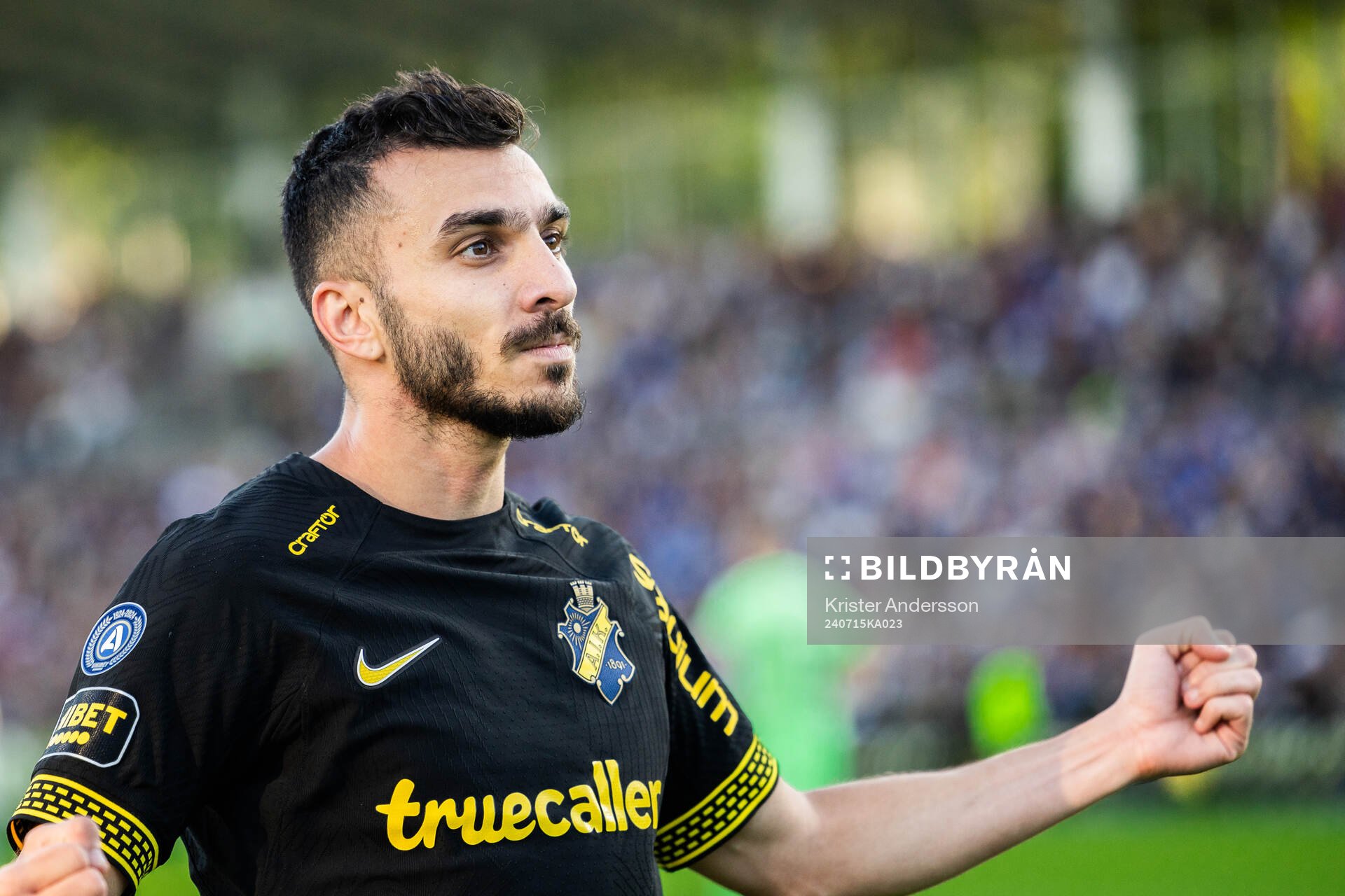 AIKs Ioannis Pittas jublar efter 0-2 under fotbollsmatchen i Allsvenskan mellan Halmstad och AIK den 15 juli 2024 i Halmstad. 