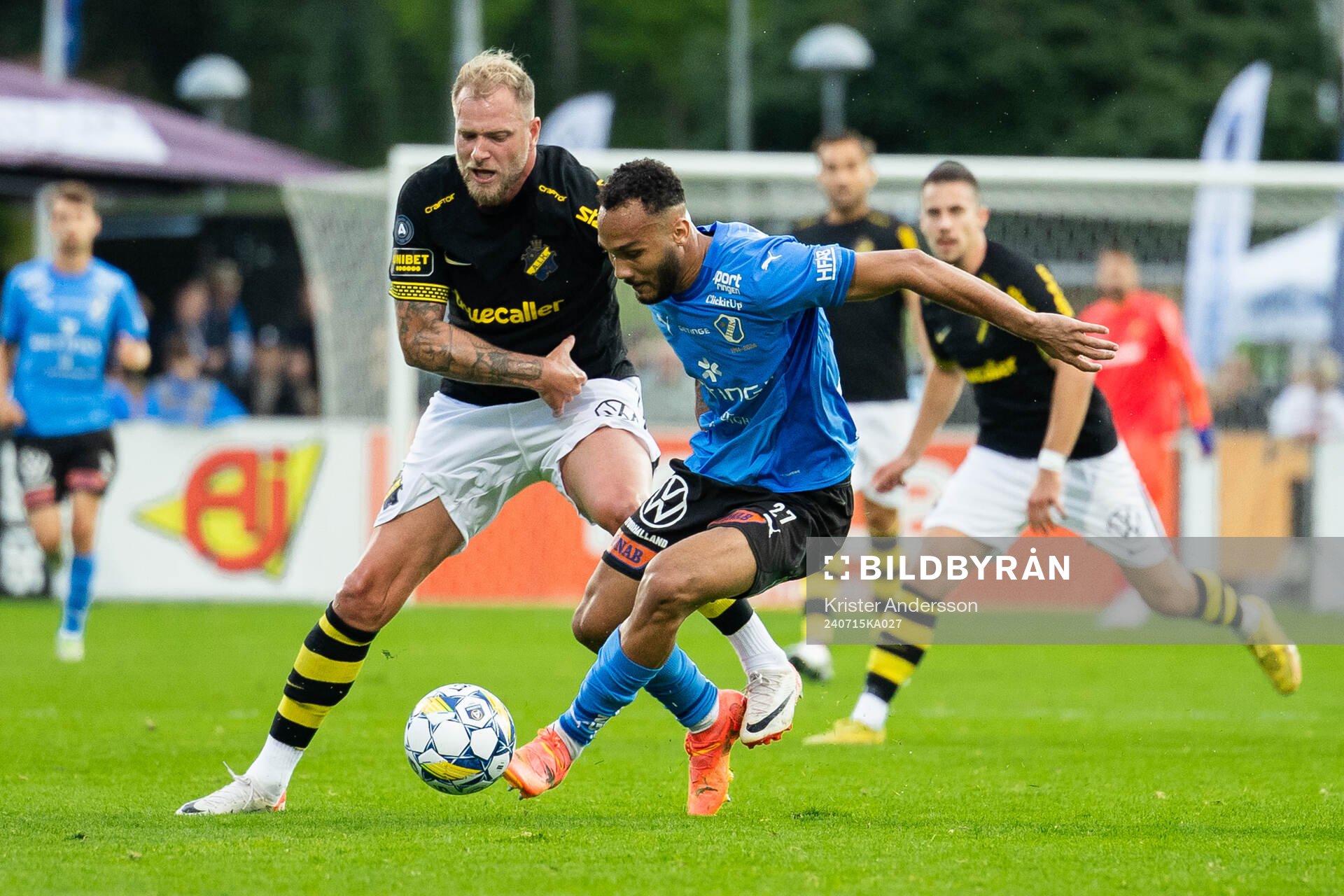 AIKs John Guidetti och Halmstads Vinicius Nogueira De Oliveira under fotbollsmatchen i Allsvenskan mellan Halmstad och AIK den 15 juli 2024 i Halmstad.