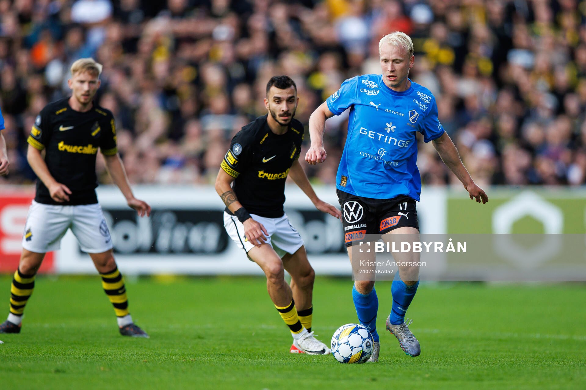 AIKs Ioannis Pittas och Halmstads André Boman under fotbollsmatchen i Allsvenskan mellan Halmstad och AIK den 15 juli 2024 i Halmstad. 