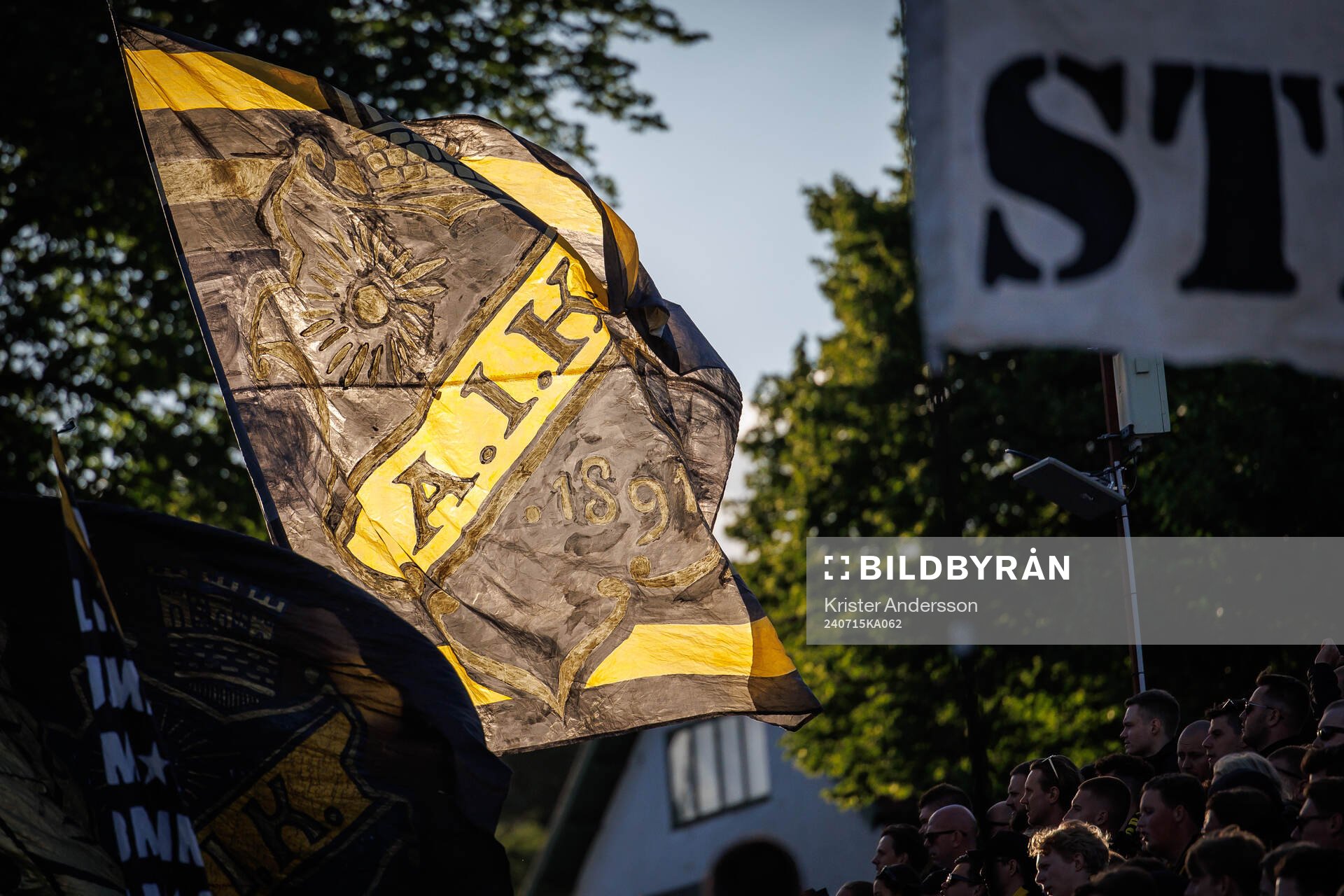 AIKs flagga under fotbollsmatchen i Allsvenskan mellan Halmstad och AIK den 15 juli 2024 i Halmstad. 