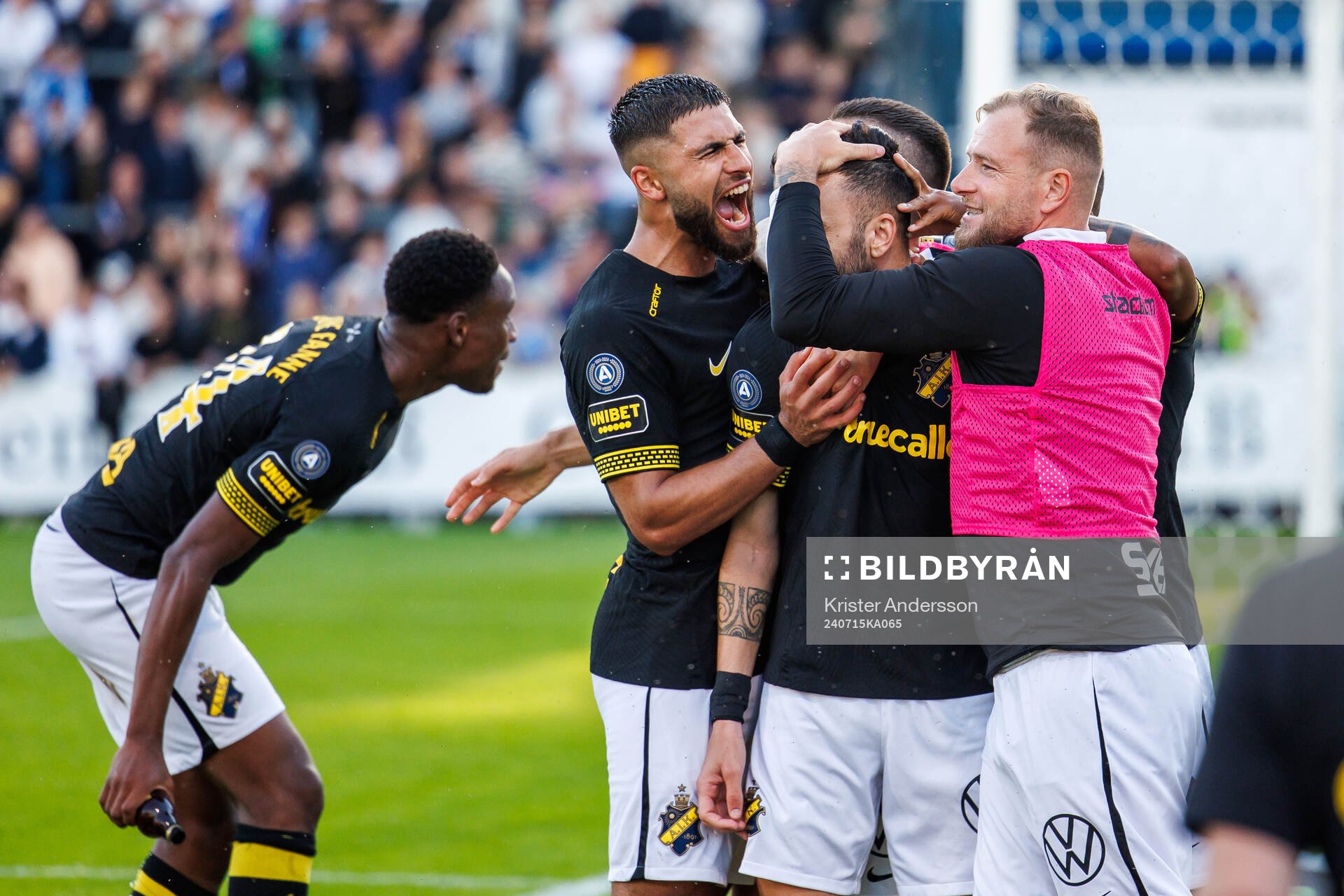 AIKs Ioannis Pittas jublar med laget efter 0-2 under fotbollsmatchen i Allsvenskan mellan Halmstad och AIK den 15 juli 2024 i Halmstad. 