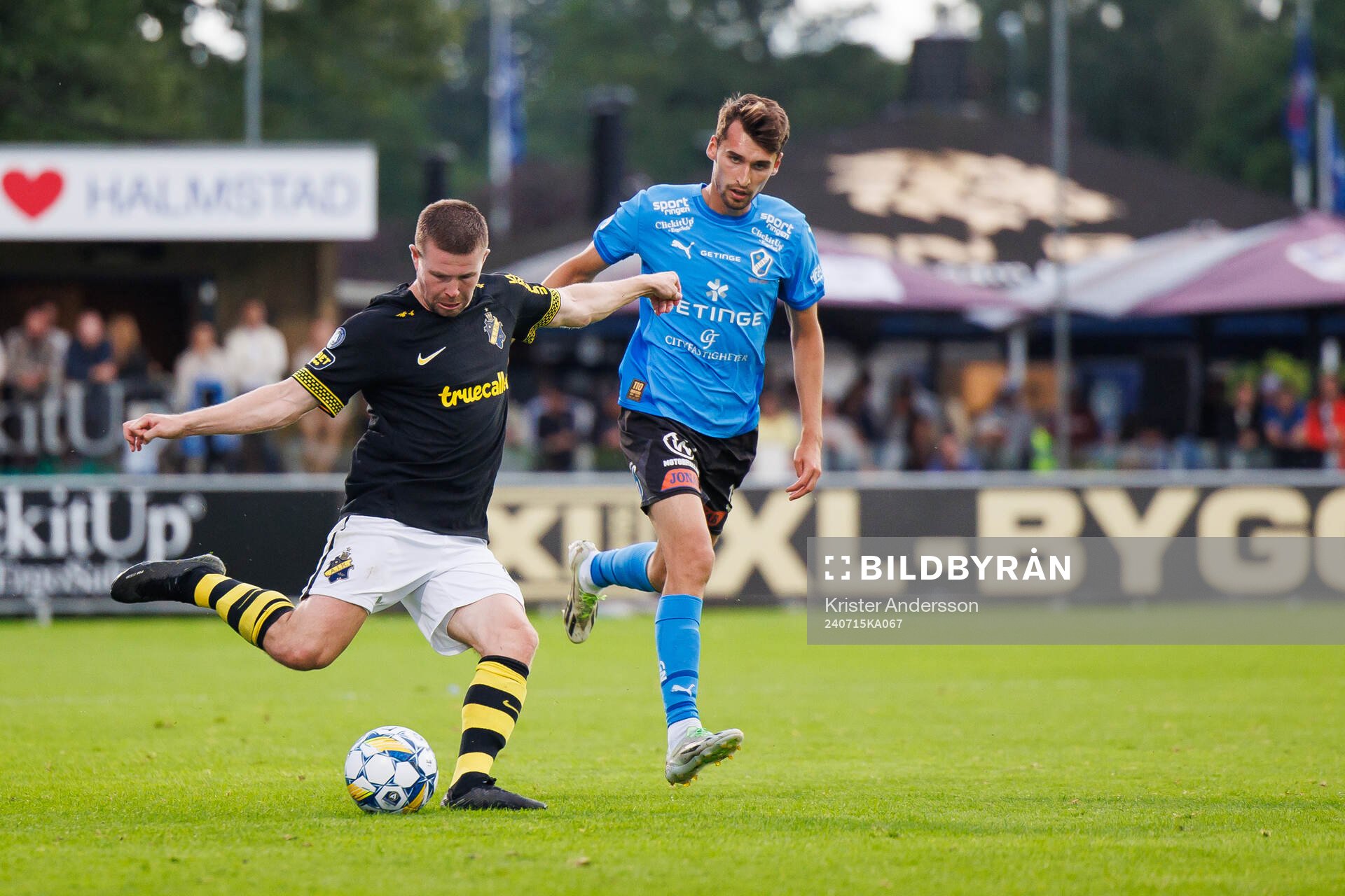 AIKs Mads Døhr Thychosen och Halmstads Rasmus Wiedesheim-Paul under fotbollsmatchen i Allsvenskan mellan Halmstad och AIK den 15 juli 2024 i Halmstad.