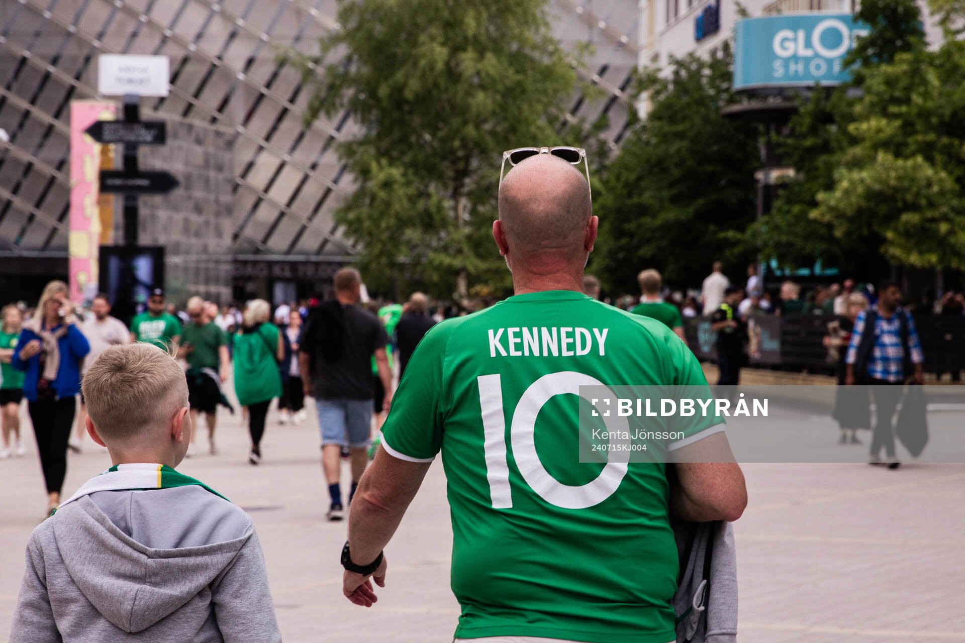 Supportrar till Hammarby utanför Tele2 Arena
