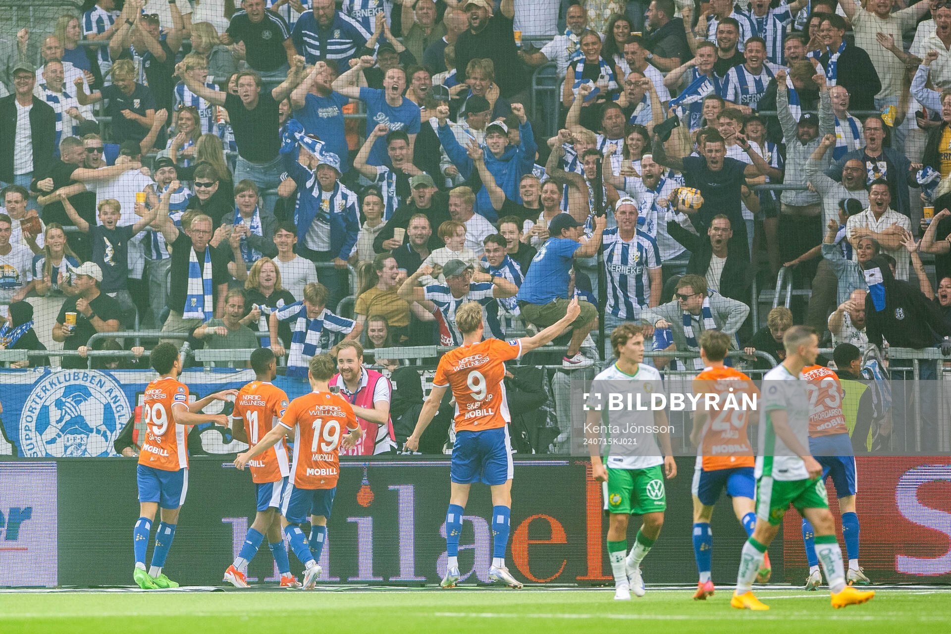 IFK Göteborgs Paulos Abraham jublar med lagkamrater