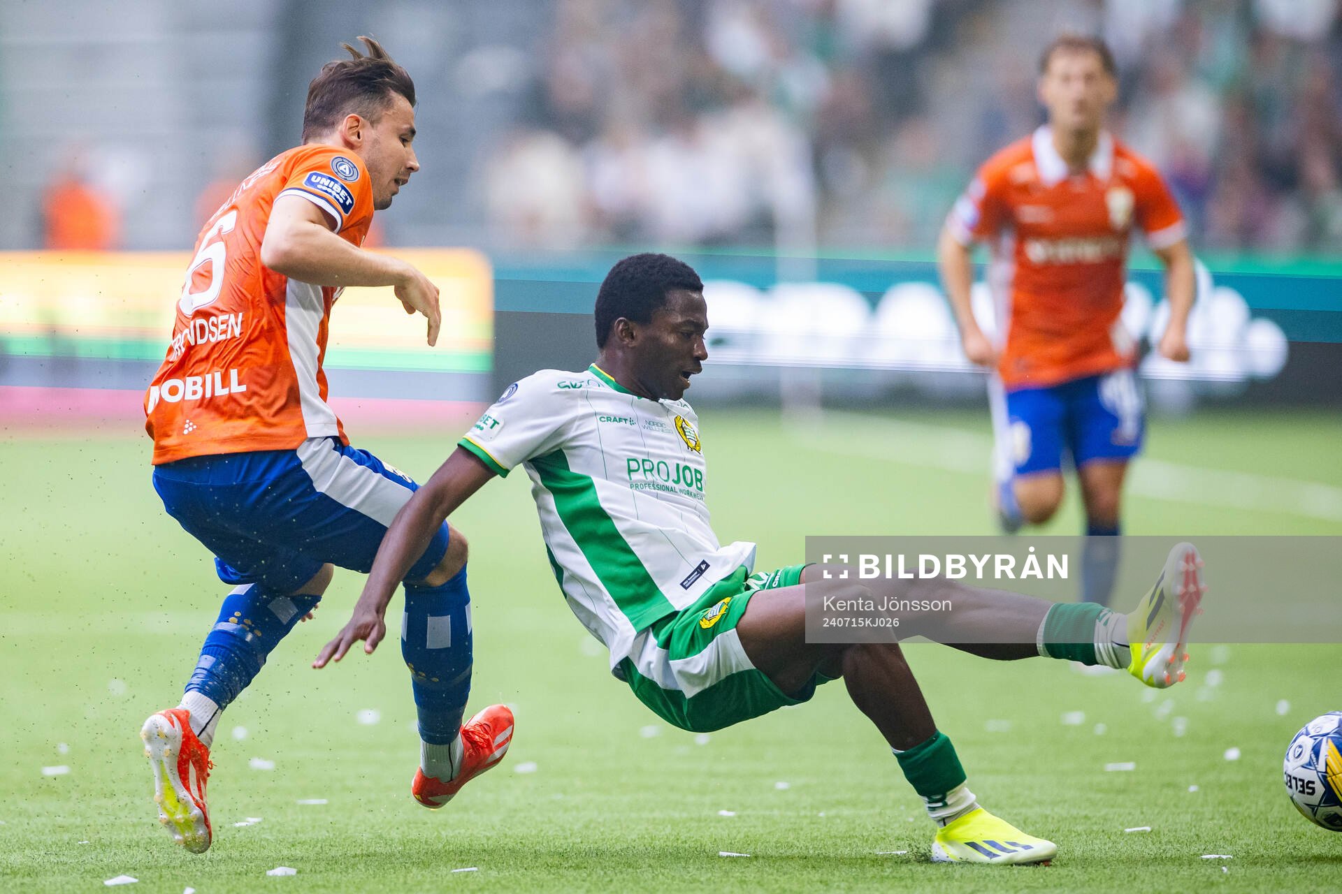 IFK Göteborgs Anders Trondsen och Hammarbys Bouzomana Toure under fotbollsmatchen i Allsvenskan mellan Hammarby och IFK Göteborg den 15 juli 2024 i Stockholm.