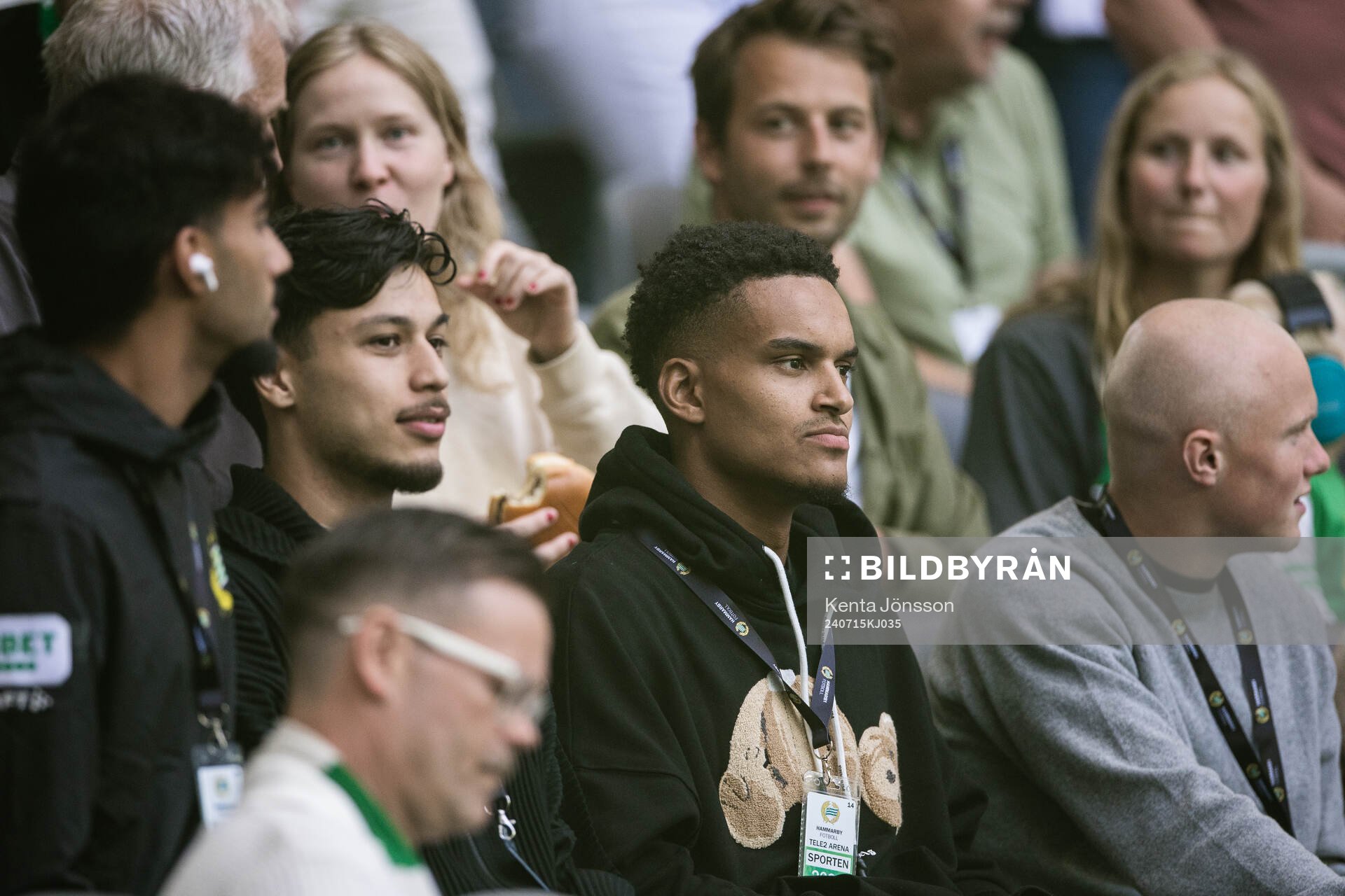 Hammarbys målvakt Oliver Dovin på läktaren