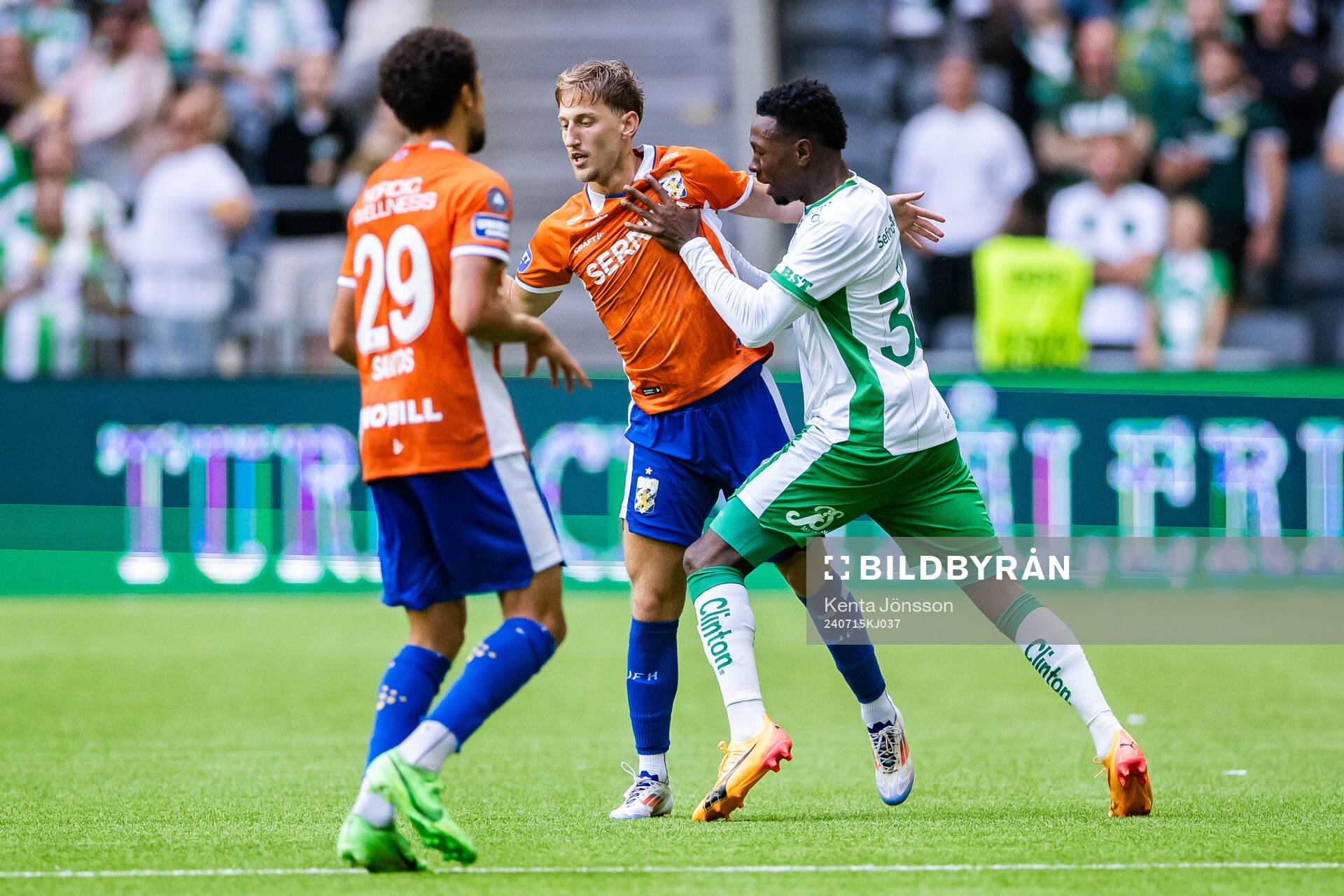 Hammarbys Shaquille Pinas och IFK Göteborgs Arbnor Mucolli