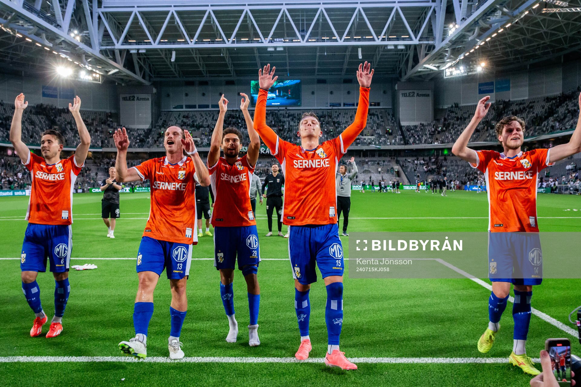 IFK Göteborgs Anders Trondsen, Gustav Svensson, Thomas Santos, Sebastian Hausner och Gustaf Norlin jublar efter fotbollsmatchen i Allsvenskan mellan Hammarby och IFK Göteborg den 15 juli 2024 i Stockholm.