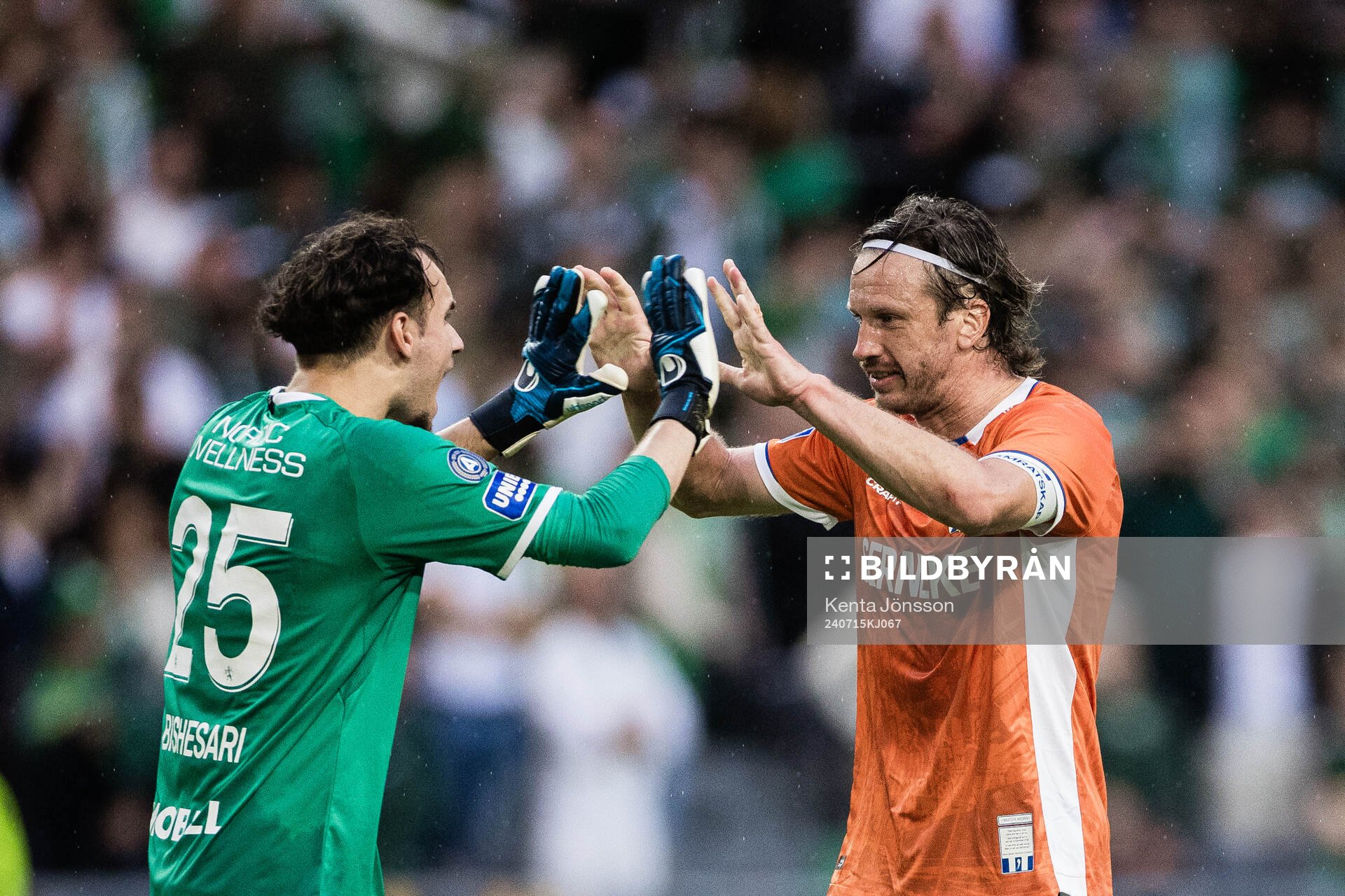 IFK Göteborgs målvakt Elis Bishesari och Gustav Svensson