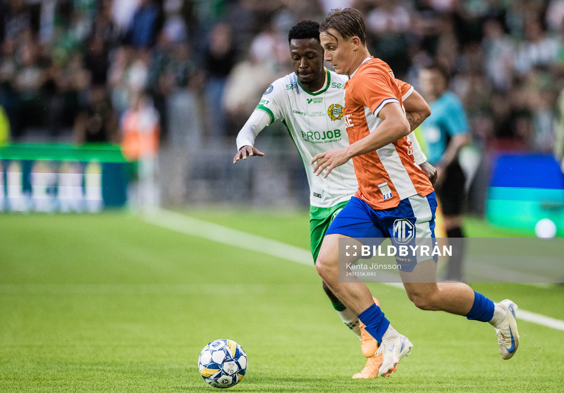 Hammarbys Shaquille Pinas och IFK Göteborgs Linus Carlstrand fotbollsmatchen i Allsvenskan mellan Hammarby och IFK Göteborg den 15 juli 2024 i Stockholm.