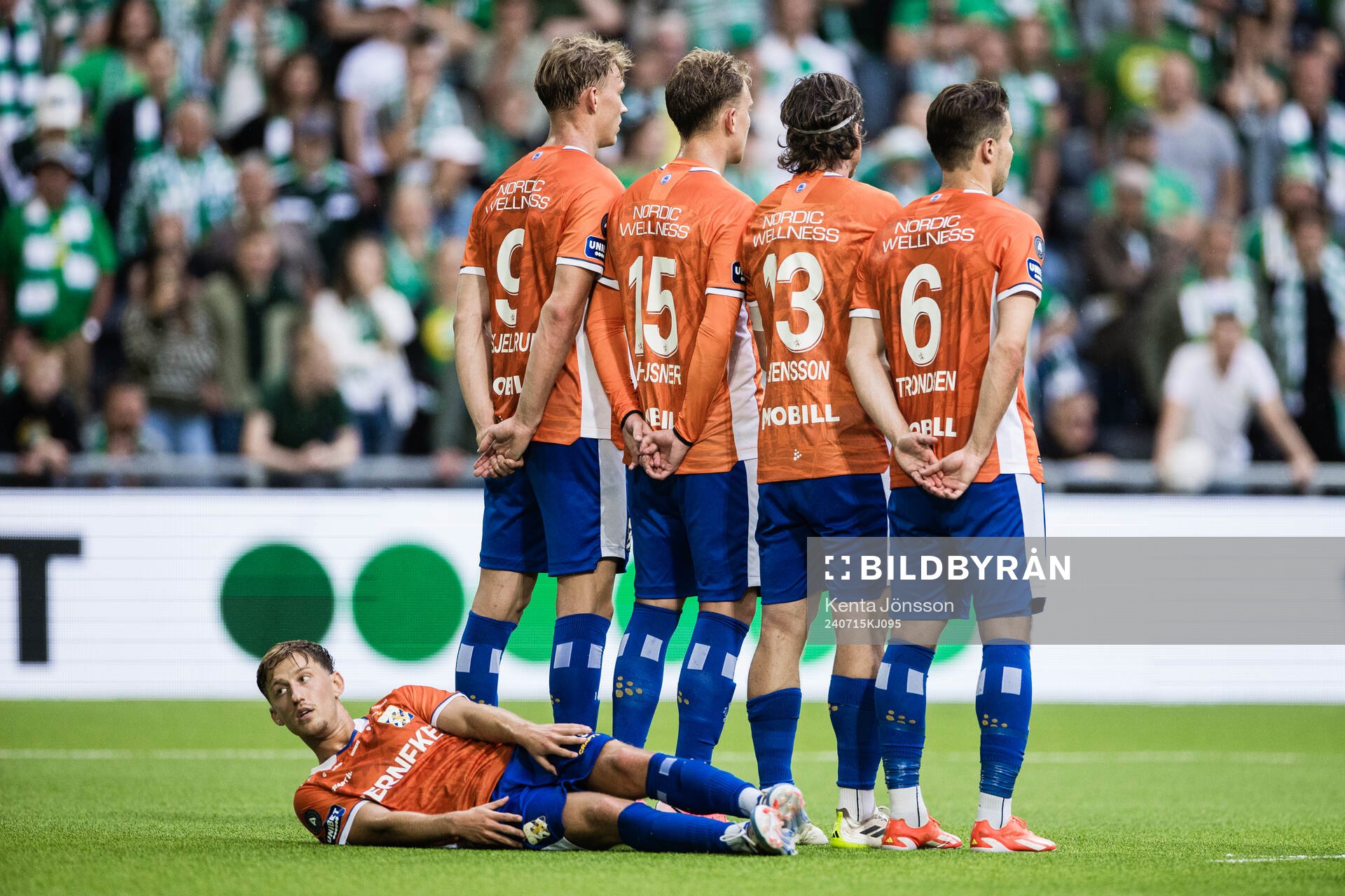IFK Göteborgs Arbnor Mucolli ligger bakom muren vid en