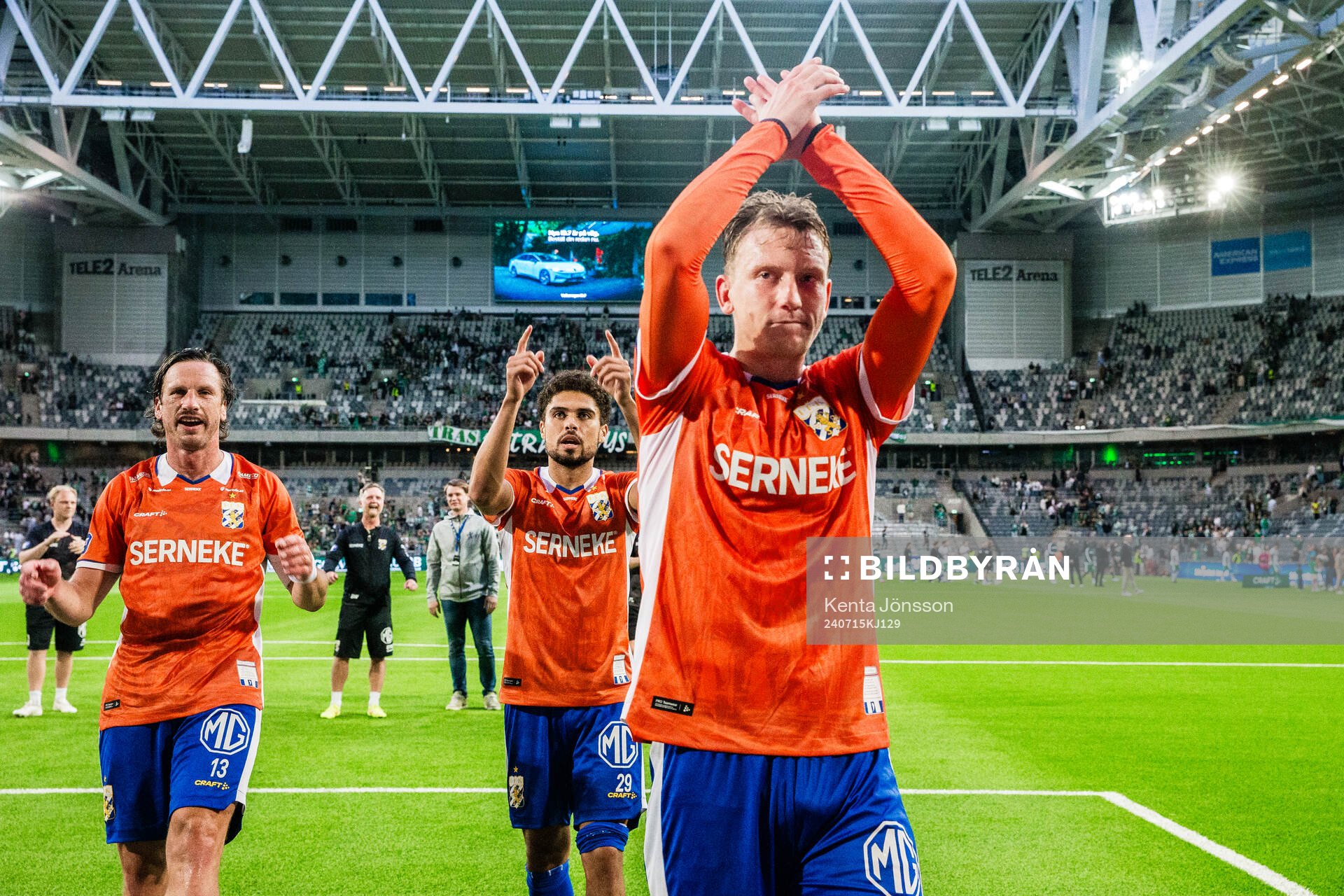 IFK Göteborgs Sebastian Hausner applåderar supportrar