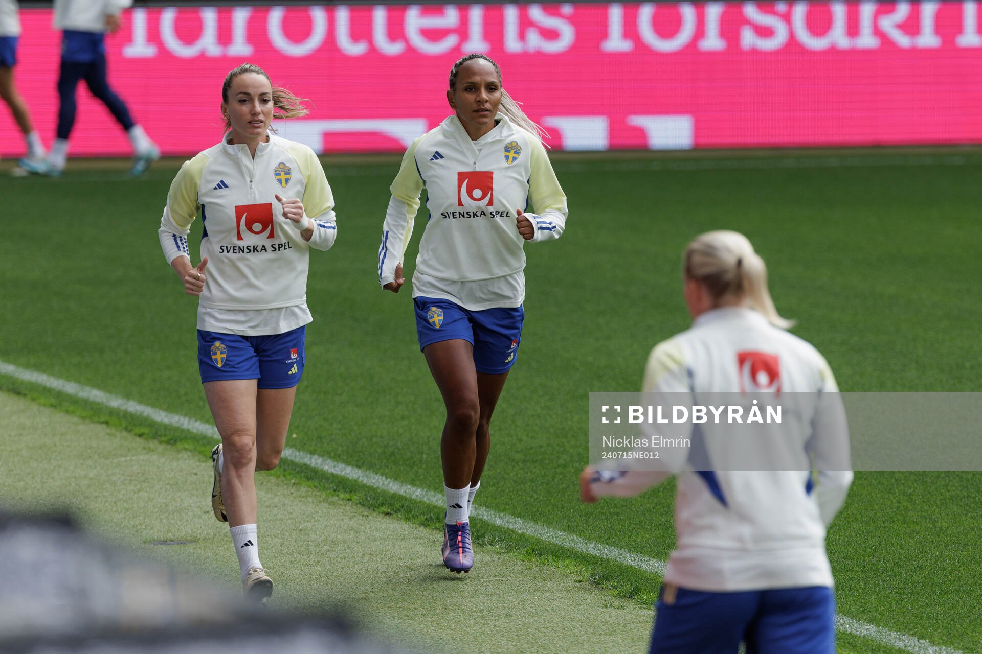 Kosovare Asllani  and Madelen Janogy of the Swedish women's