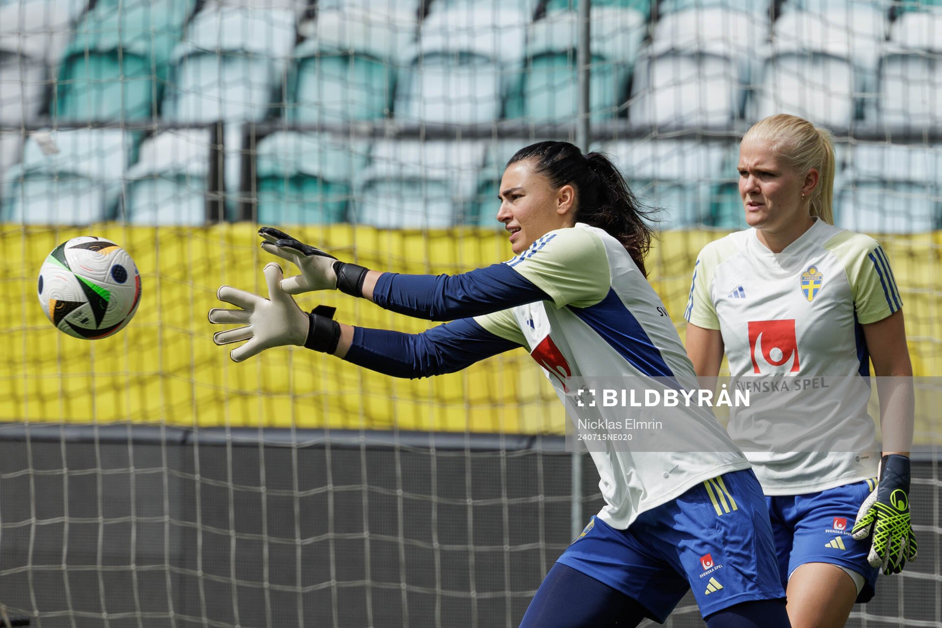 målvakt Zecira Musovic and målvakt Emma Holmgren of the