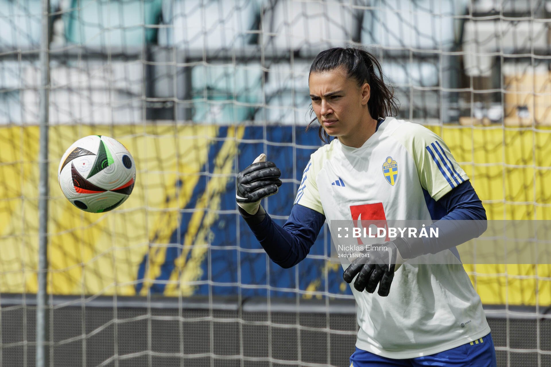 målvakt Zecira Musovic of the Swedish women's national