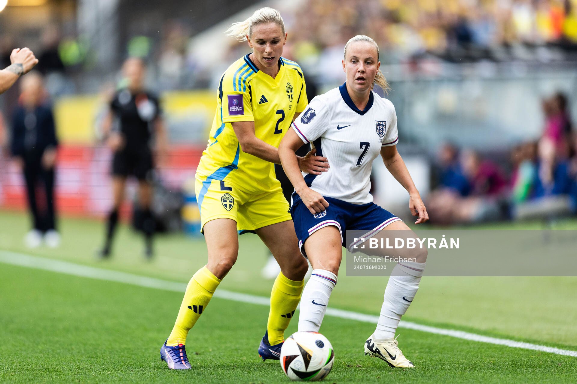 Jonna Andersson of Sweden and Beth Mead of England