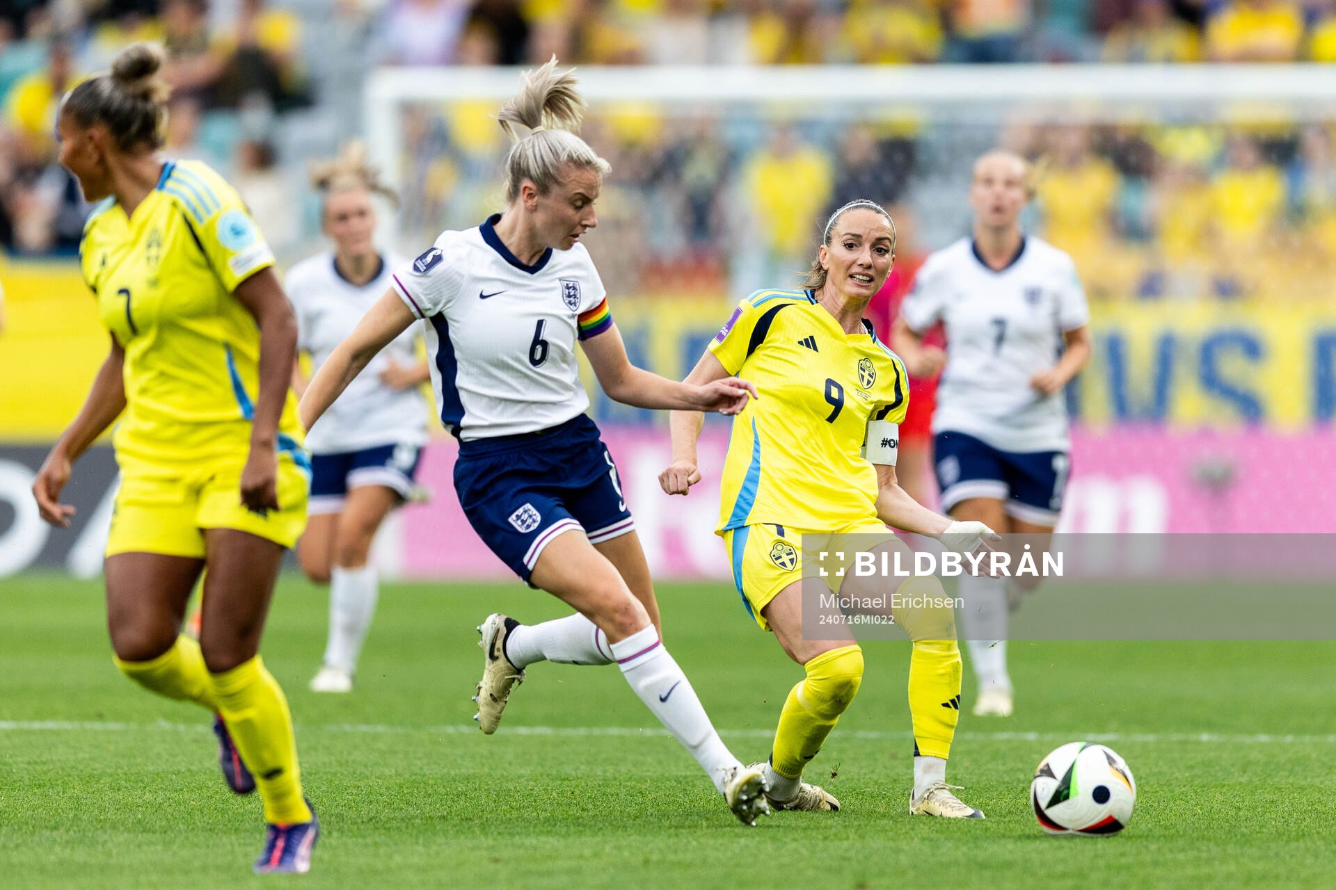 Leah Williamson of England and Kosovare Asllani of Sweden