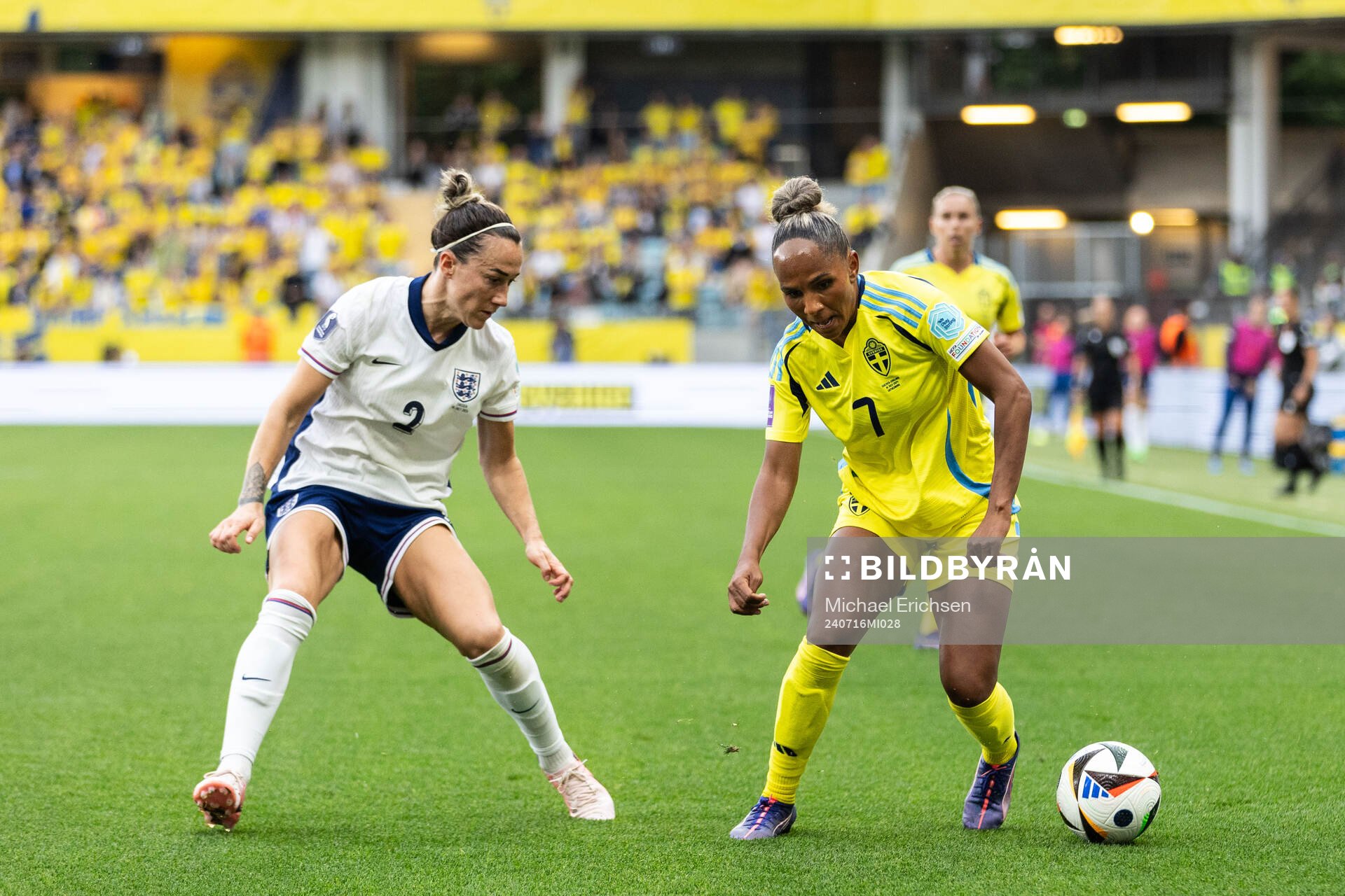 Lucy Bronze of England and Madelen Janogy of Sweden