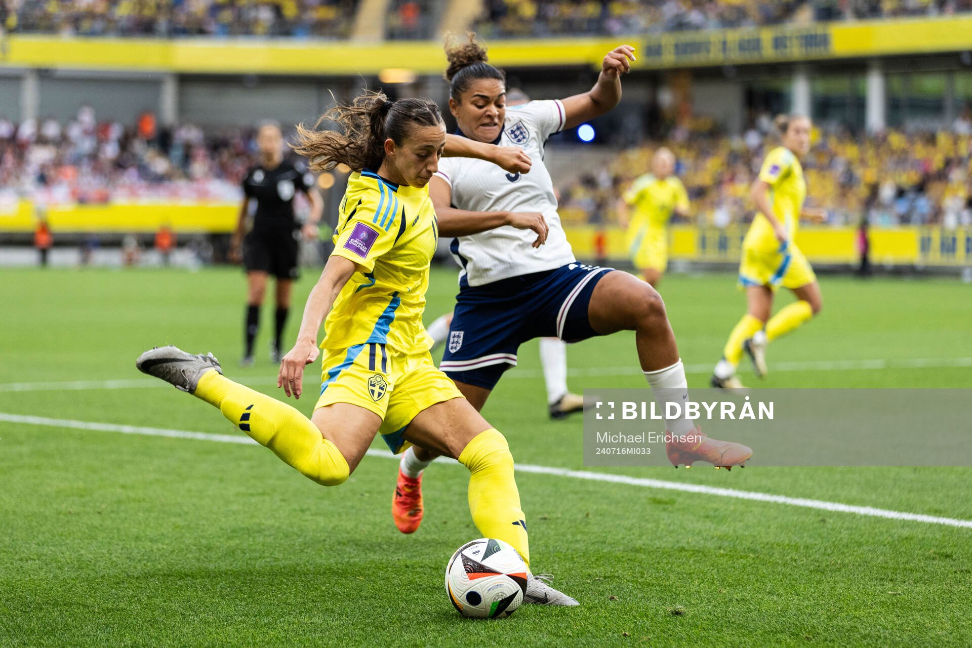 Rusul Rosa Kafaji of Sweden and Jessica Carter of England