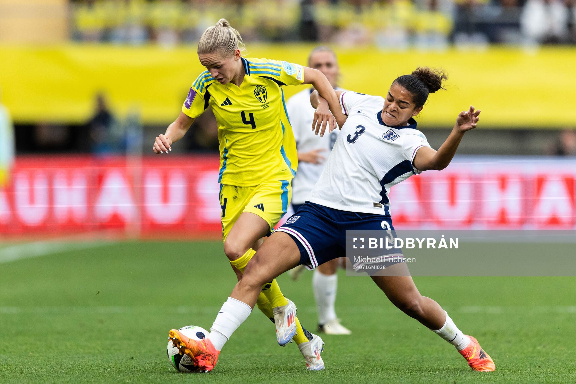 Hanna Lundkvist of Sweden and Jessica Carter of England
