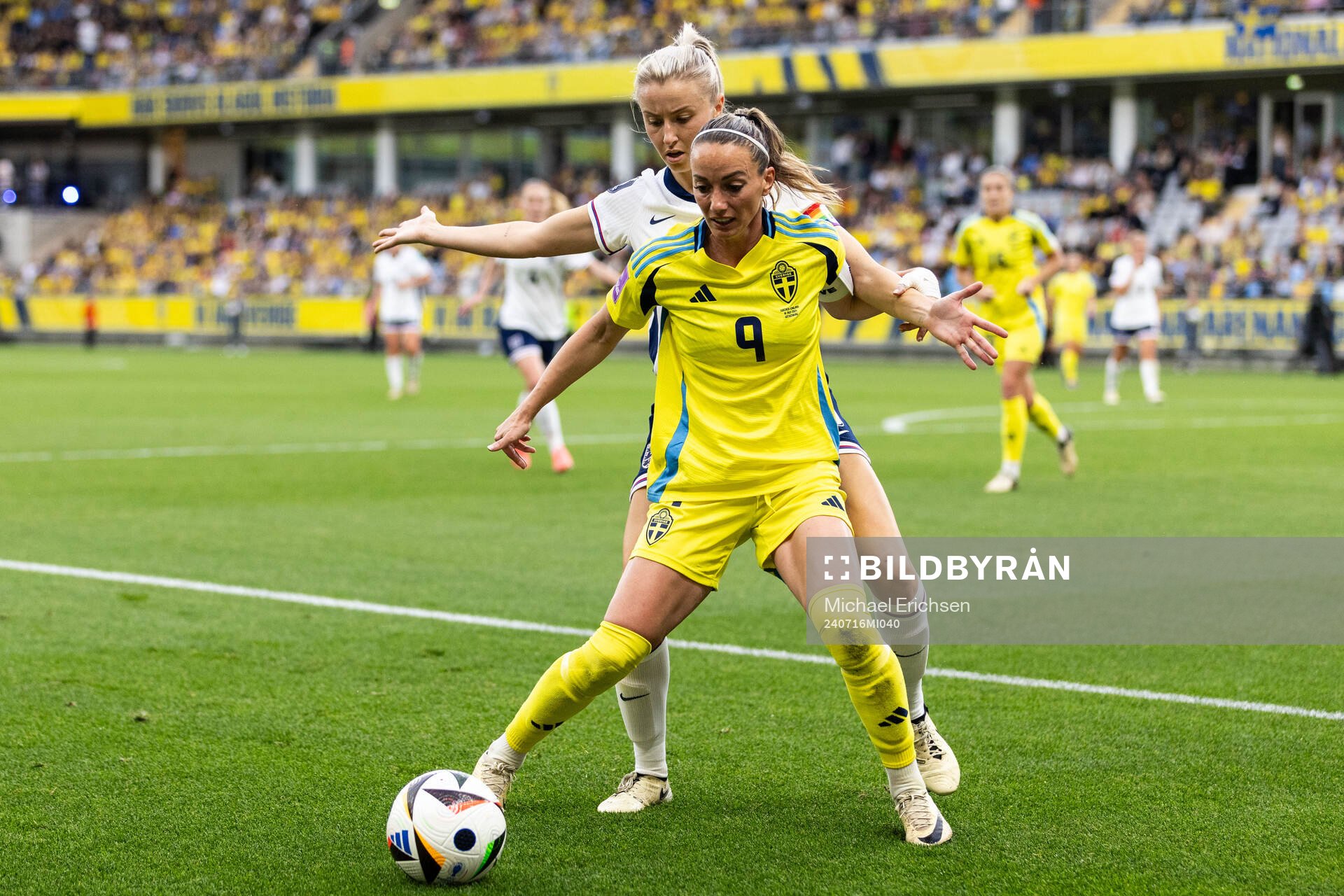 Kosovare Asllani of Sweden and Leah Williamson of England
