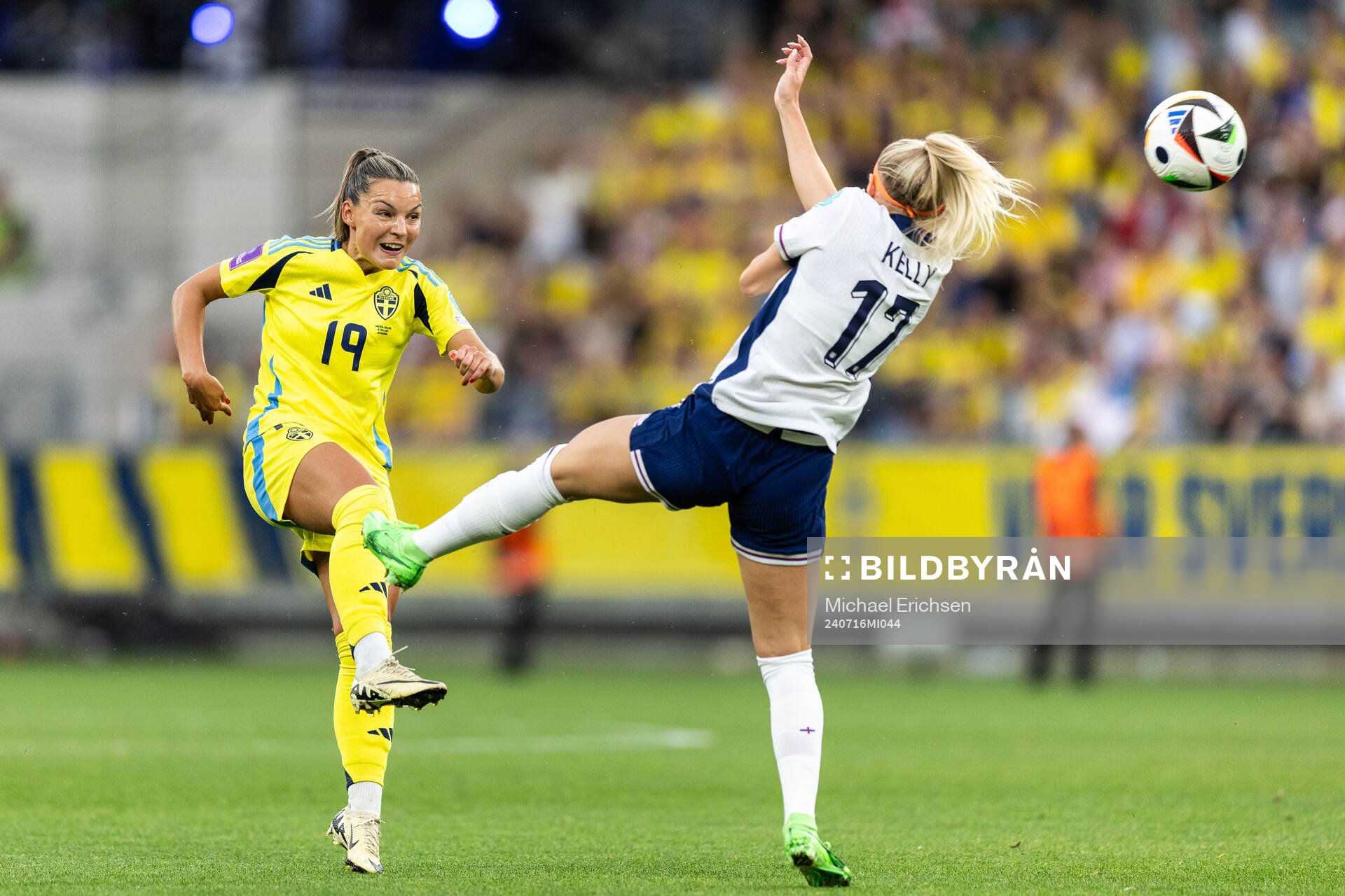 Johanna Rytting Kaneryd of Sweden and Chloe Kelly of England during the UEFA Women's Euro Qualifier football match between Sweden and England on July 16, 2024 in Göteborg.