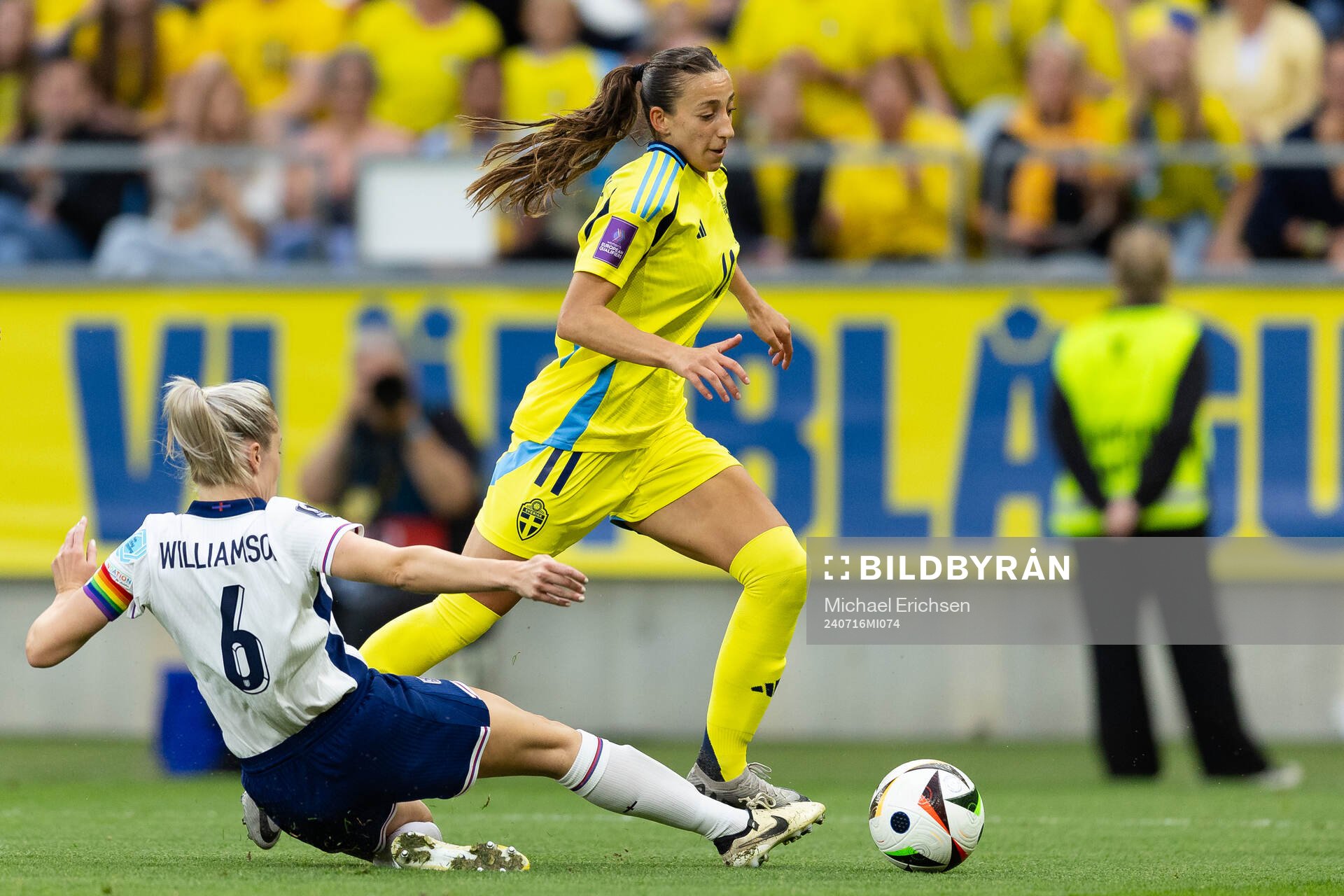 Leah Williamson of England and Rusul Rosa Kafaji of Sweden