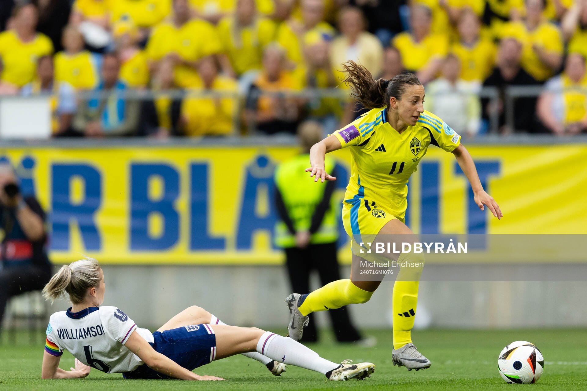 Leah Williamson of England and Rusul Rosa Kafaji of Sweden
