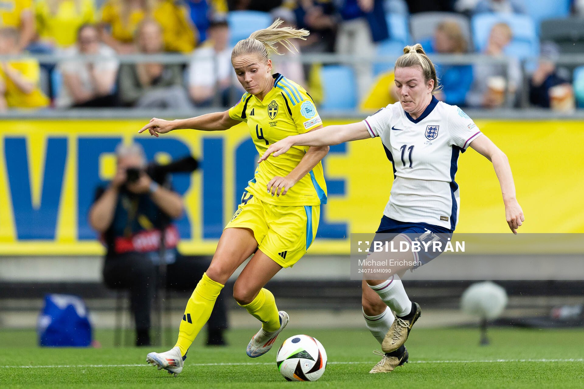 Hanna Lundkvist of Sweden and Lauren Hemp of England