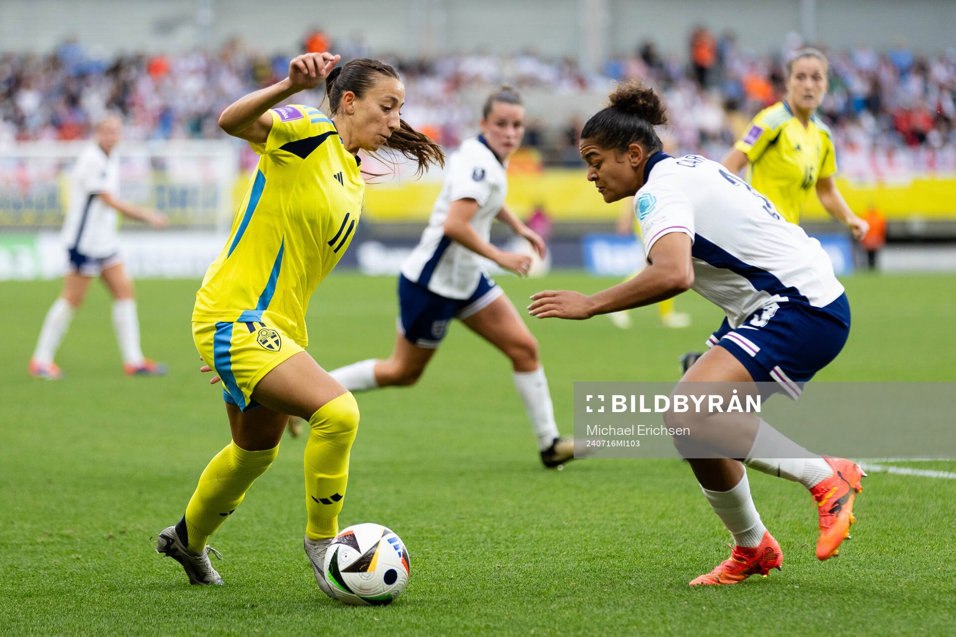 Rusul Rosa Kafaji of Sweden and Jessica Carter of England