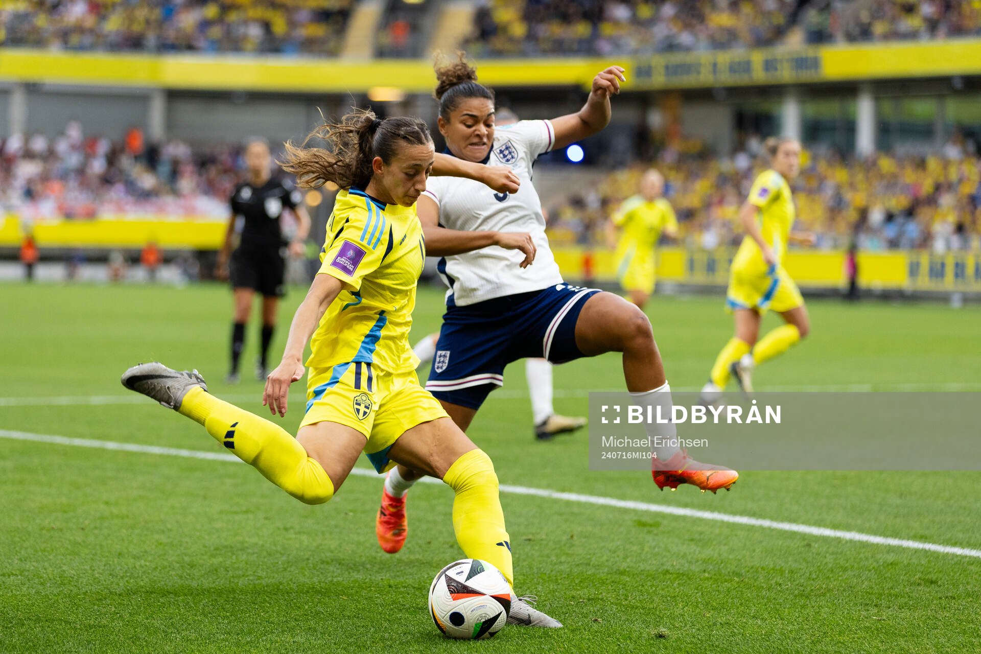 Rusul Rosa Kafaji of Sweden and Jessica Carter of England