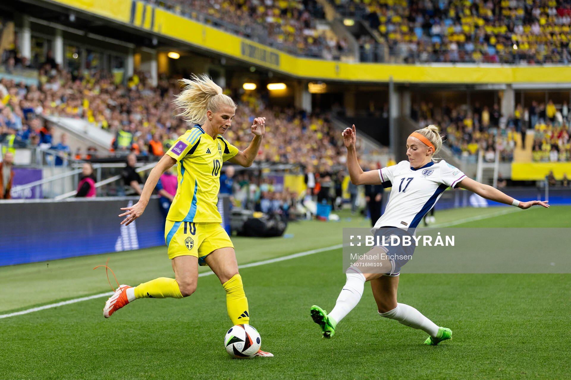 Sofia Jakobsson of Sweden and Chloe Kelly of England