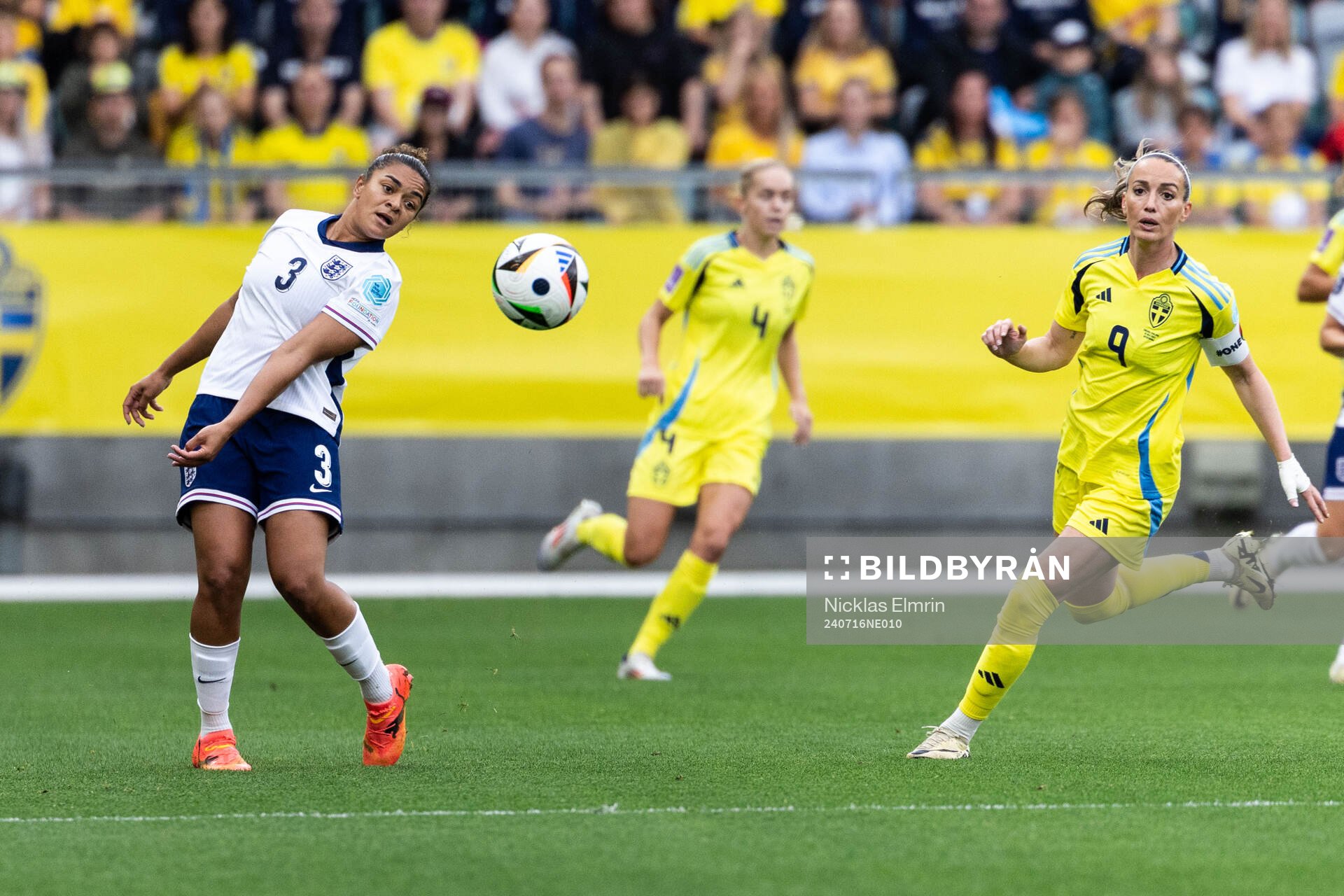 Jessica Carter of England and Kosovare Asllani of Sweden during the UEFA Women's Euro Qualifier football match between Sweden and England on July 16, 2024 in Göteborg.