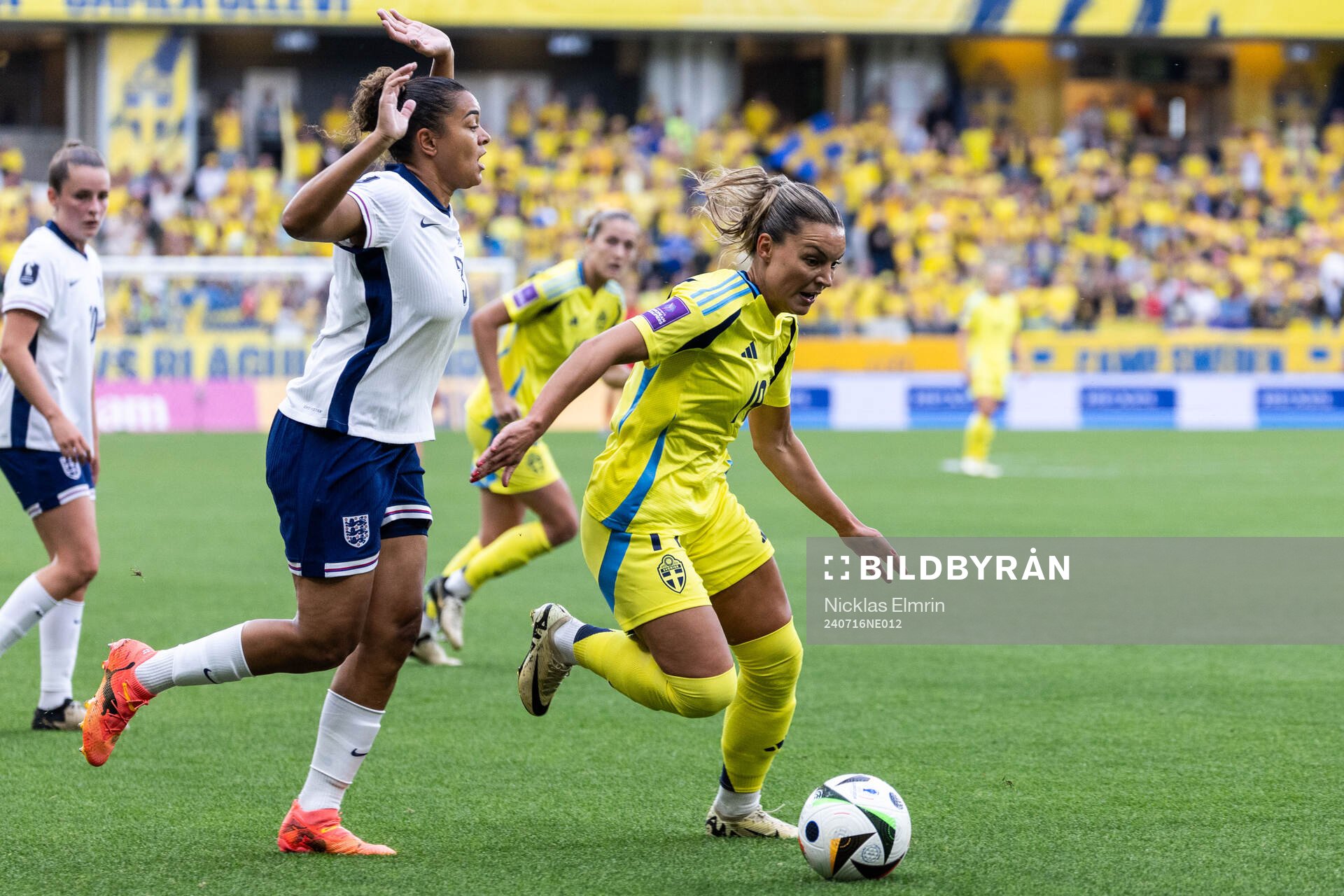 Jessica Carter of England and Johanna Rytting Kaneryd of