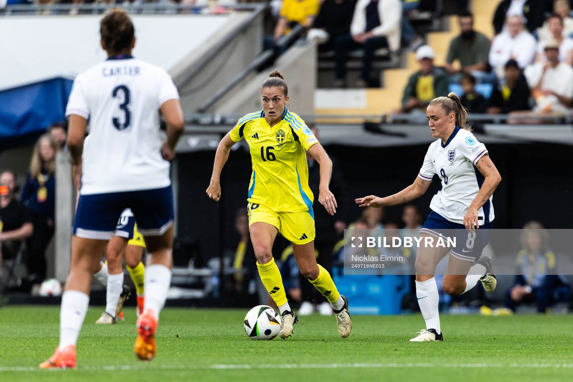 Filippa Angeldahl of Sweden and Georgia Stanway of England